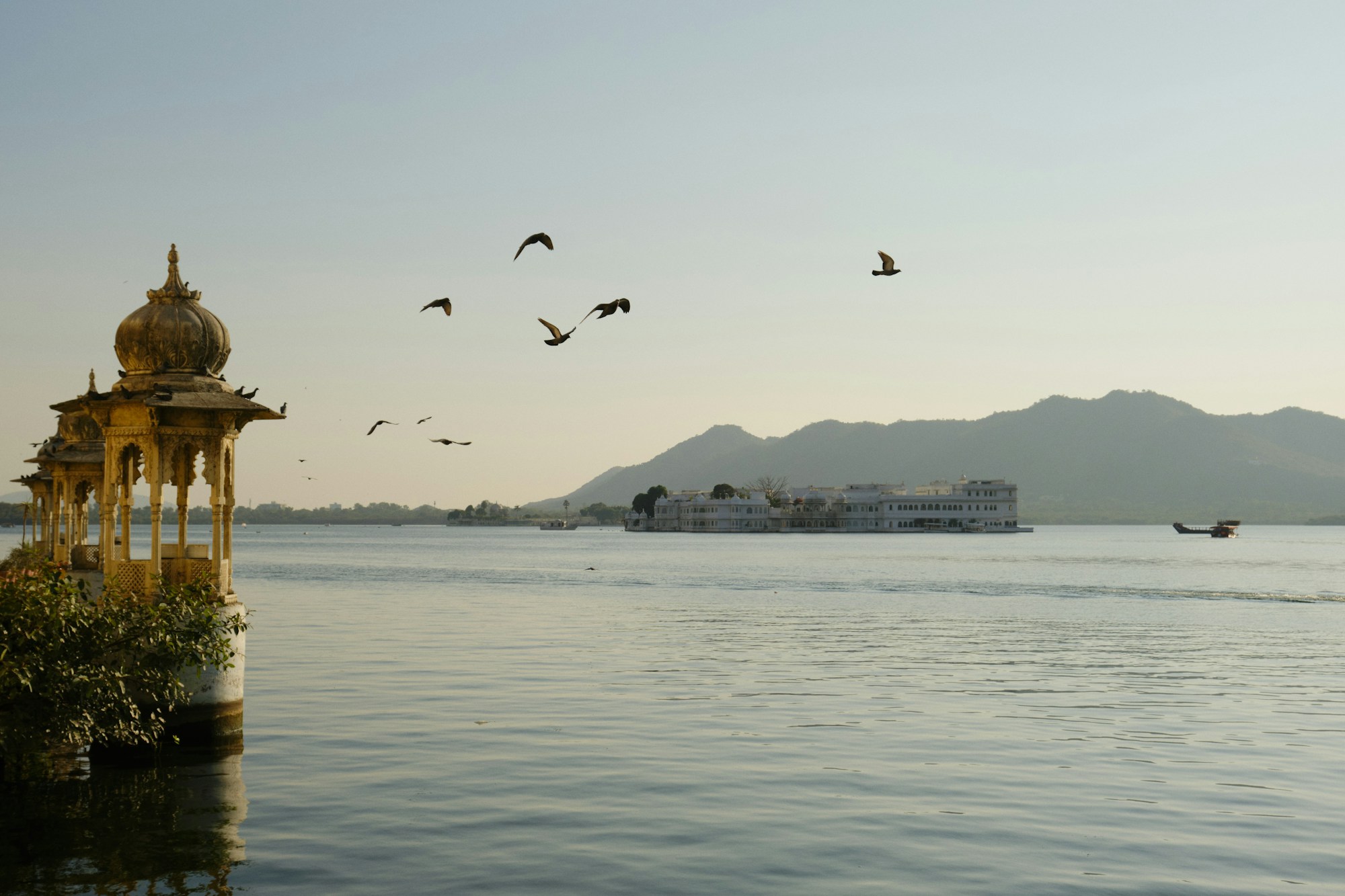 Vue sur le lac Pichola et le Taj Lake Palace depuis le ghat Gangour à Udaipur, Rajasthan Inde