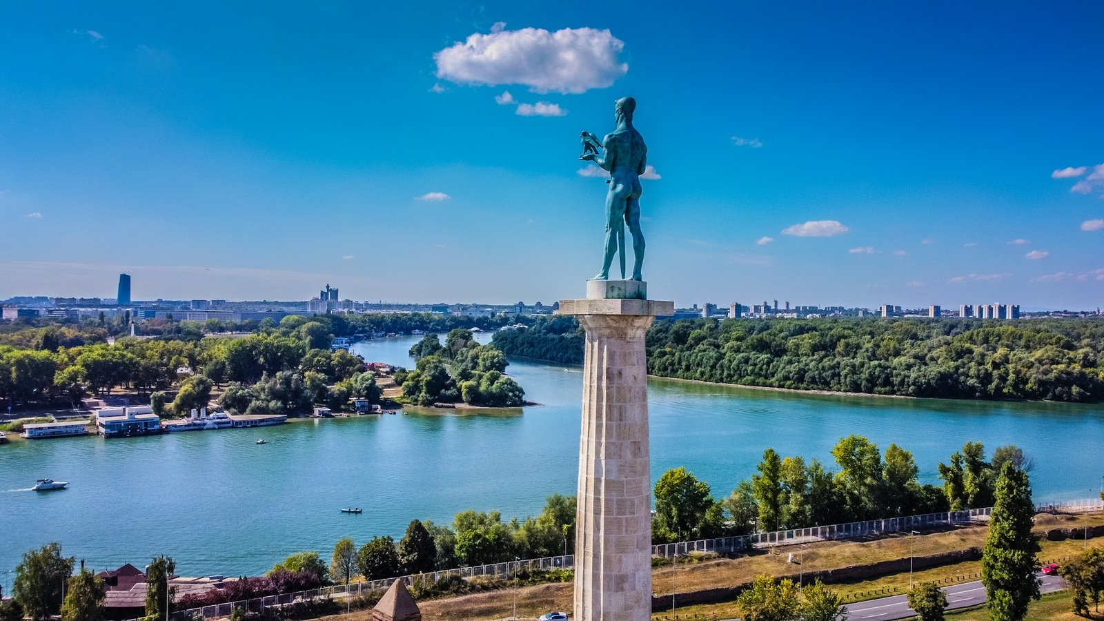 La fortaleza de Kalemegdan en Belgrado en la confluencia de los ríos Sava y Danubio, Serbia