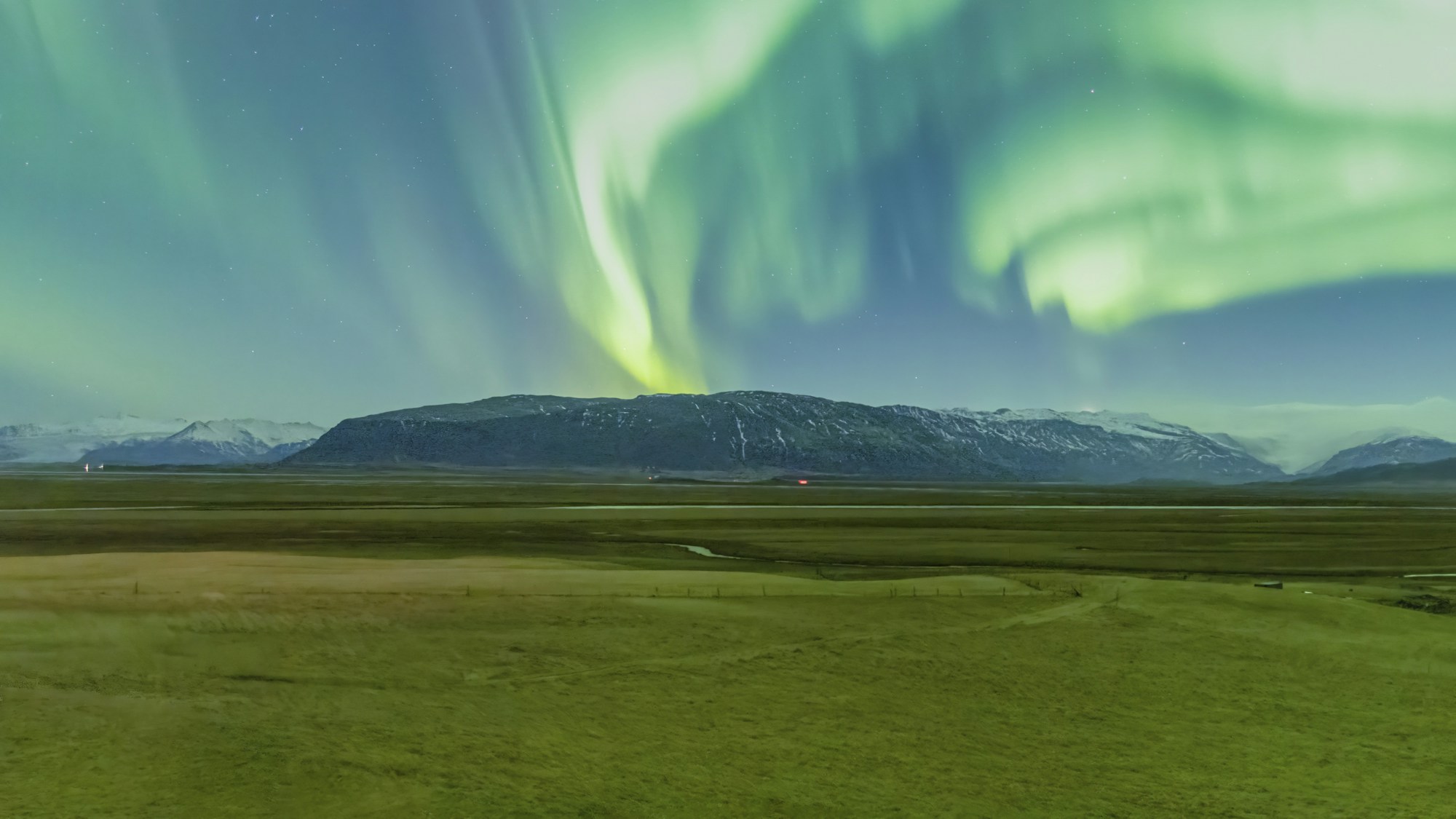 Aurora boreale verde sopra Selfoss in Islanda