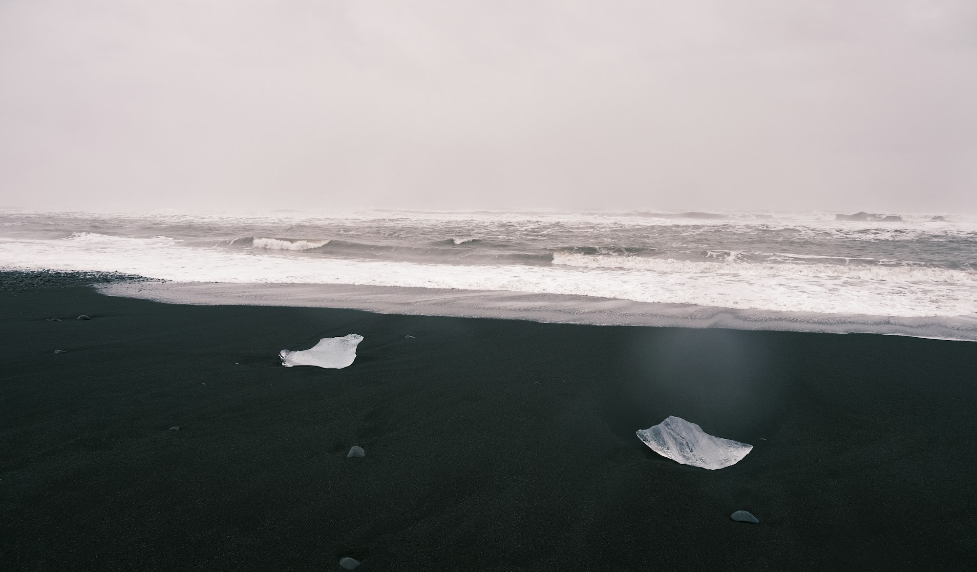 Blocchi di ghiaccio sulla sabbia nera di Diamond Beach in Islanda