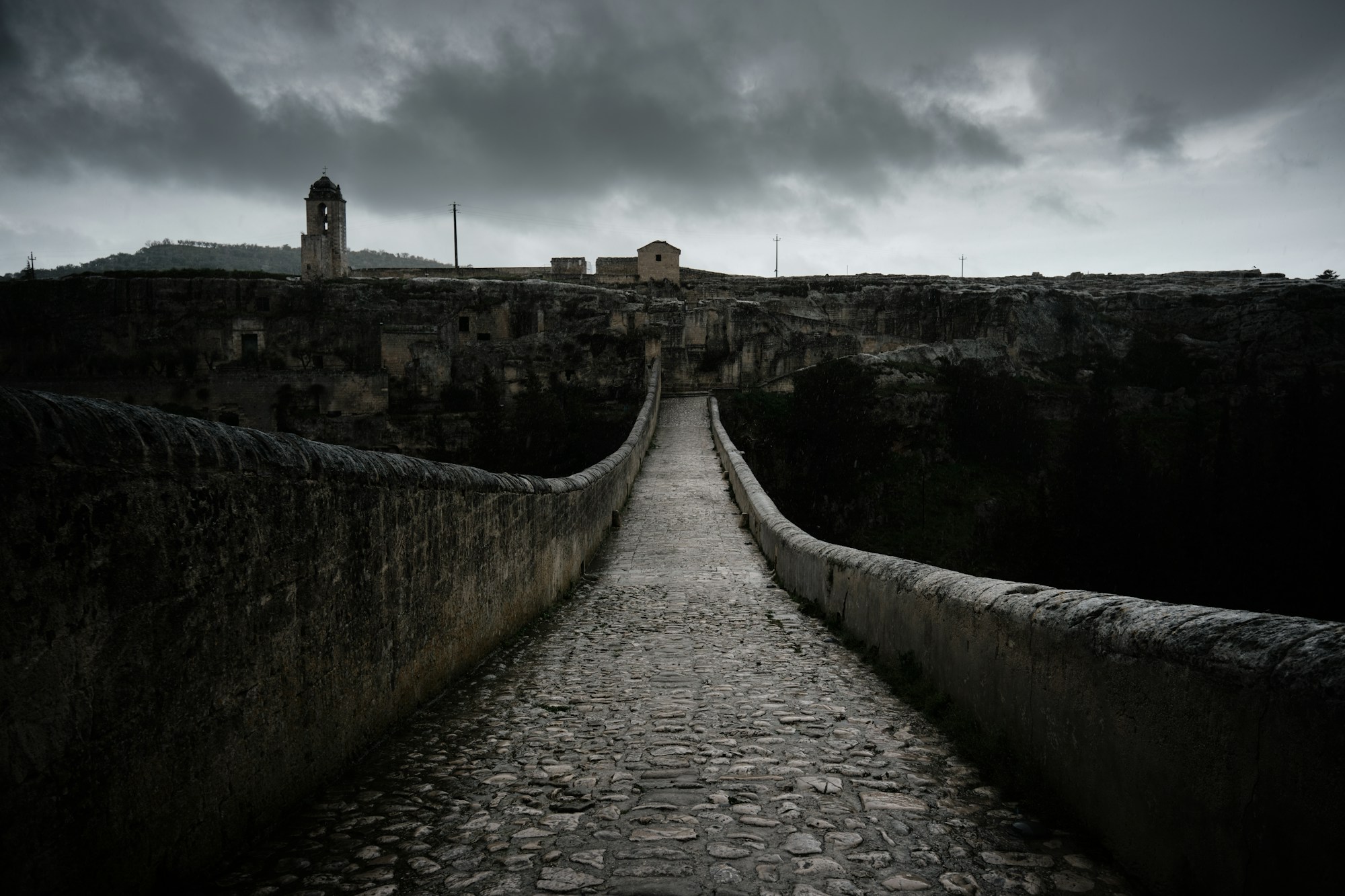 Vue panoramique du canyon et du Ponte Acquedotto à Gravina in Puglia, lieu de tournage de No Time to Die