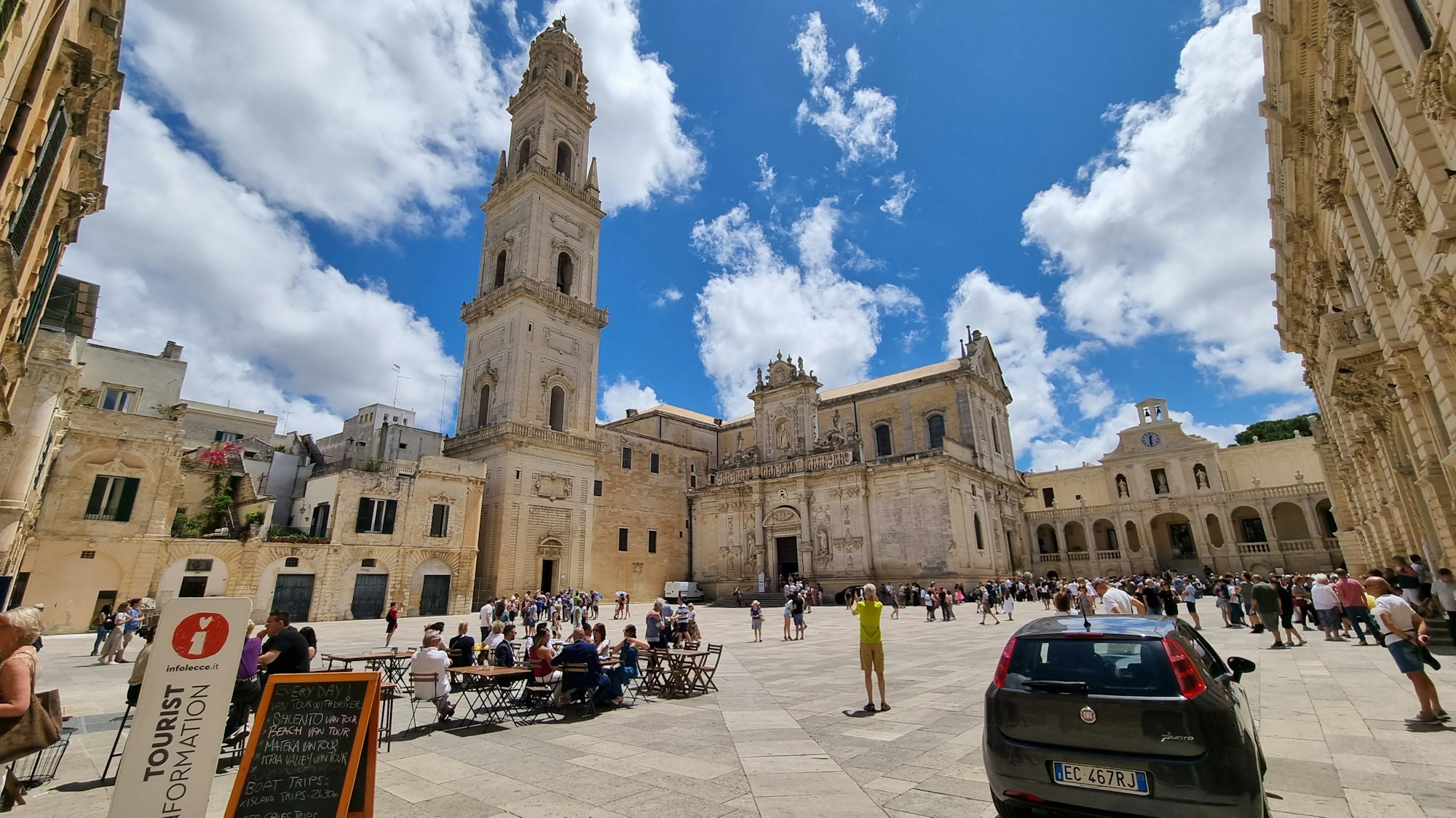 Piazza del Duomo et architecture baroque en pietra leccese à Lecce, Pouilles, Italie