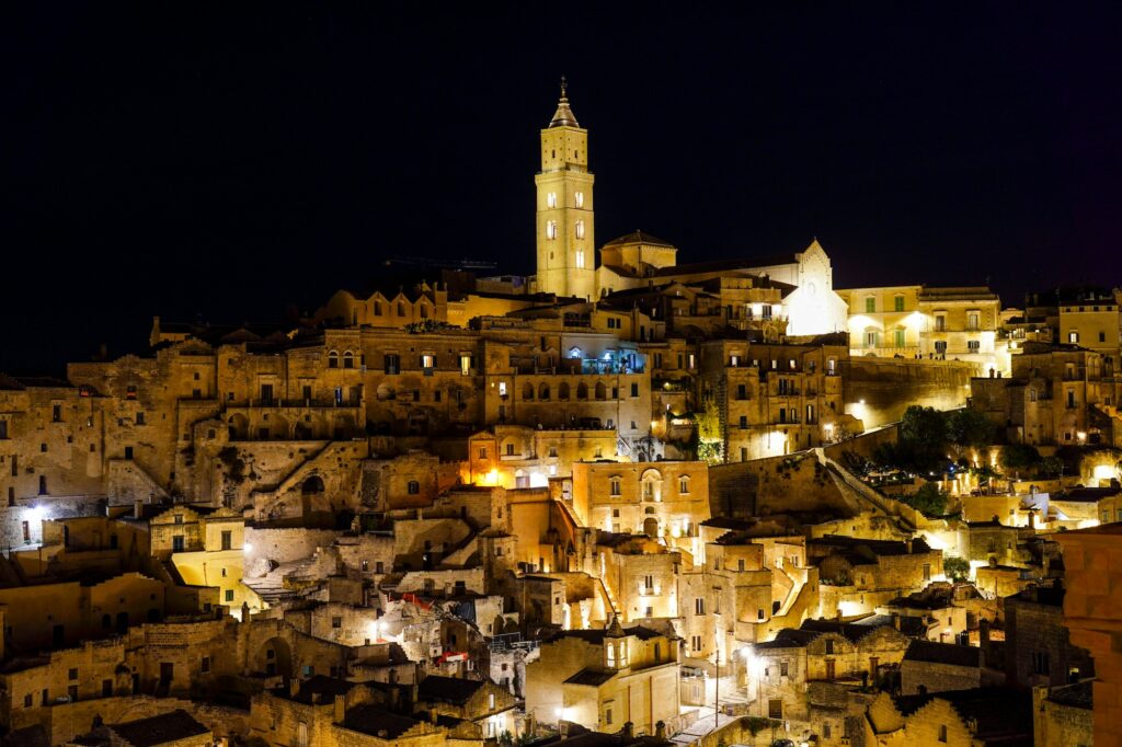 Vue nocturne des Sassi de Matera illuminés en Basilicate, décor de No Time to Die