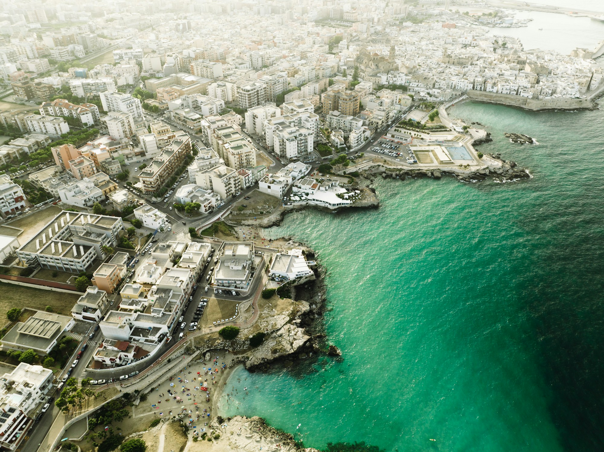 Vue aérienne du port historique et des eaux turquoise de Monopoli sur la côte adriatique des Pouilles