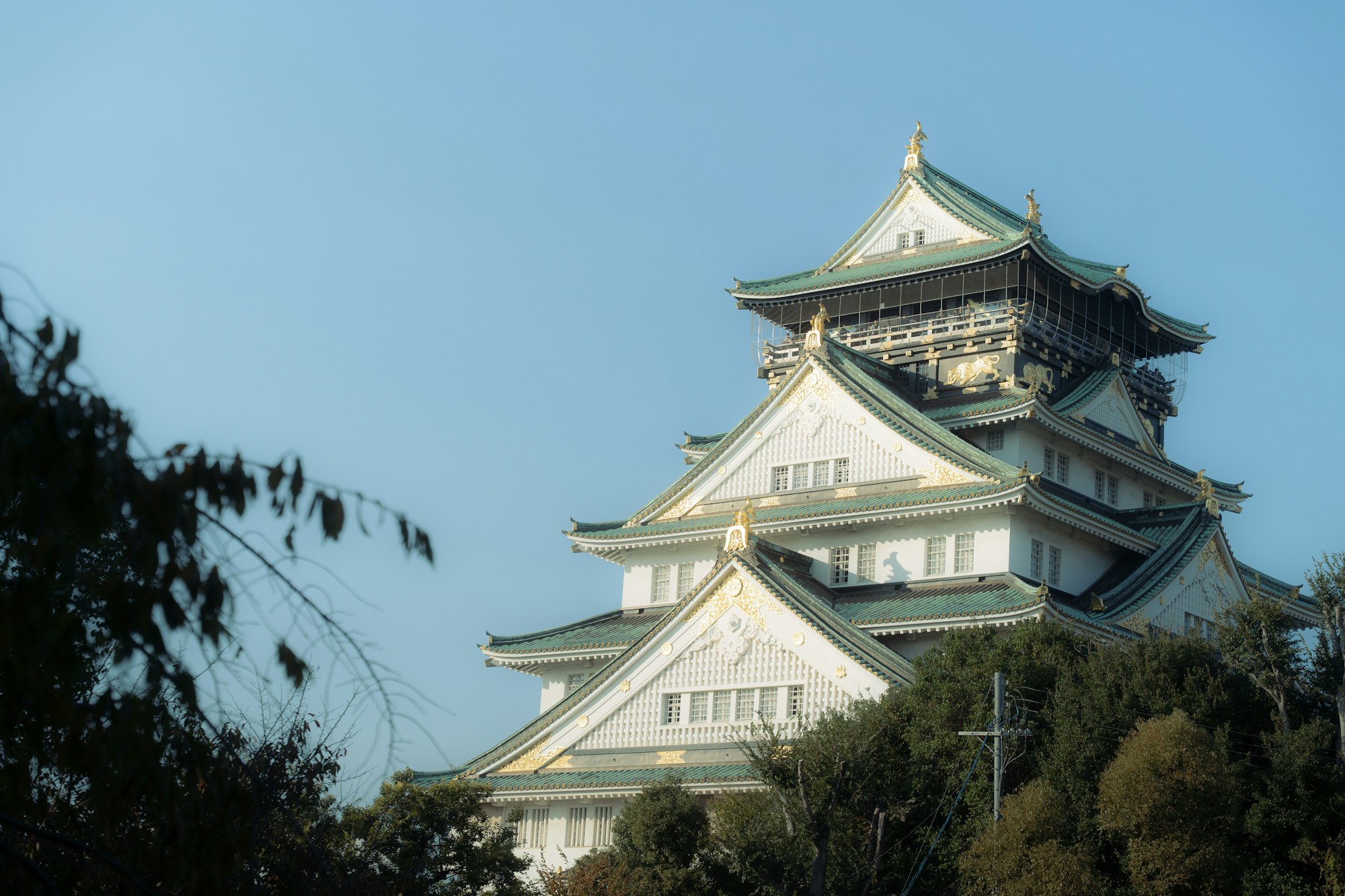 Château d'Osaka majestueux sous un ciel bleu