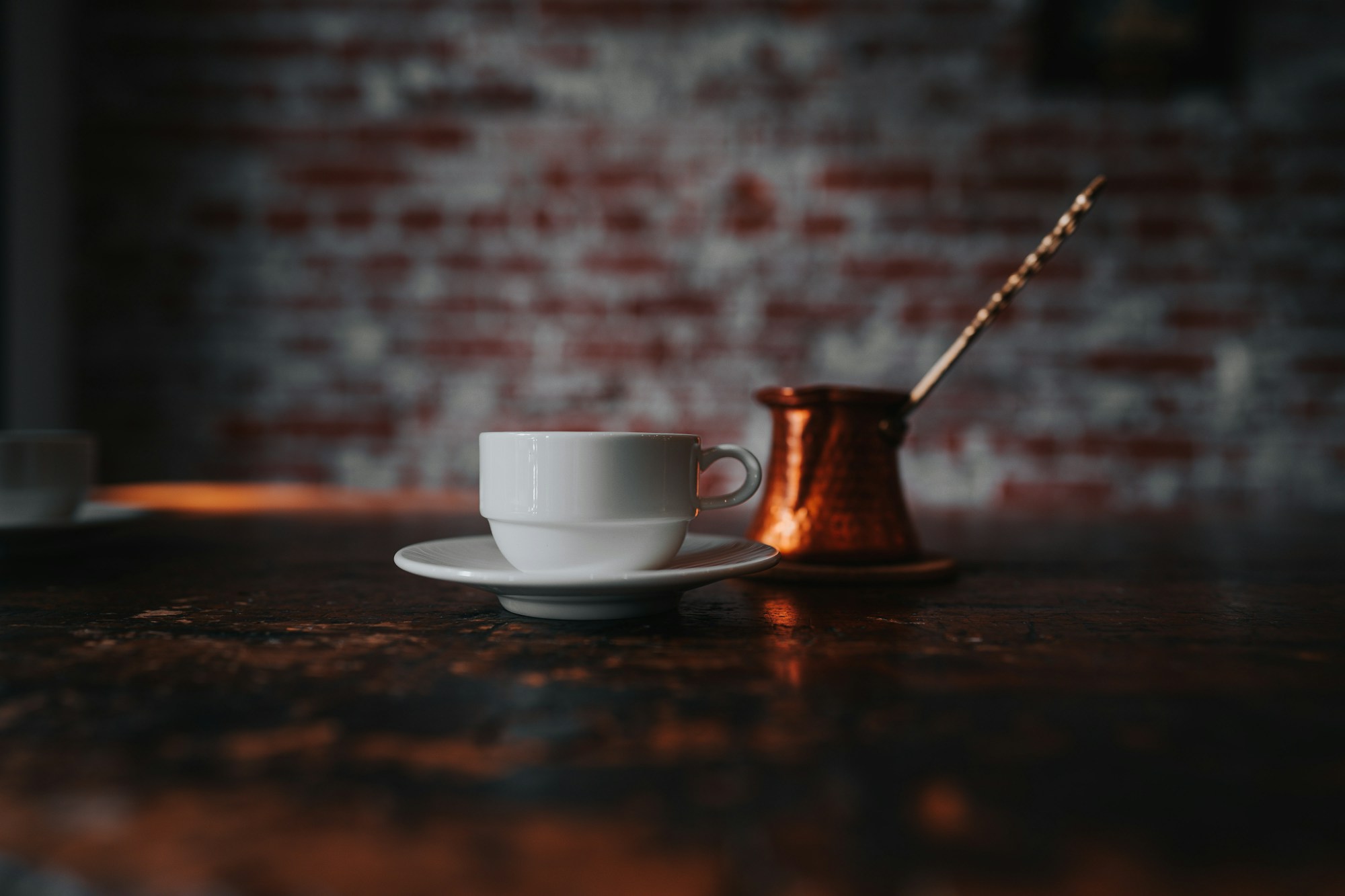 Kaffeetasse mit Untertasse auf einem Tisch, als Symbol für den strategischen Einsatz von Koffein gegen Jetlag