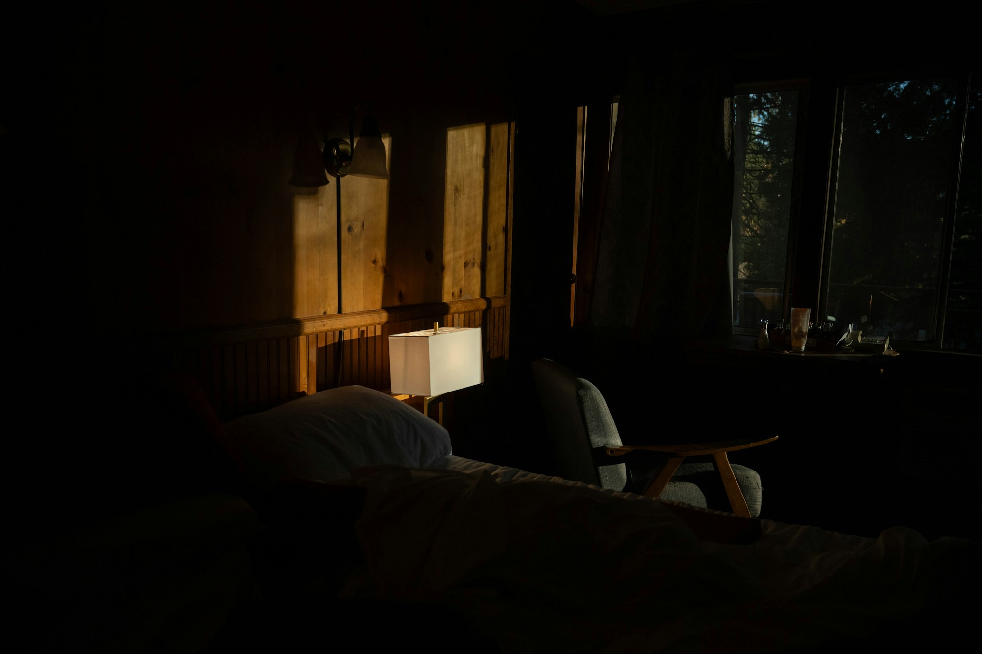 Morgenlicht durch ein Schlafzimmerfenster, als Illustration der natürlichen Lichttherapie gegen Jetlag
