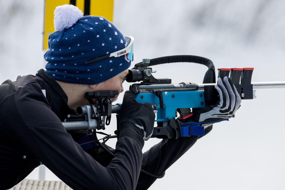 Biathlète en action pendant une course de biathlon hivernal