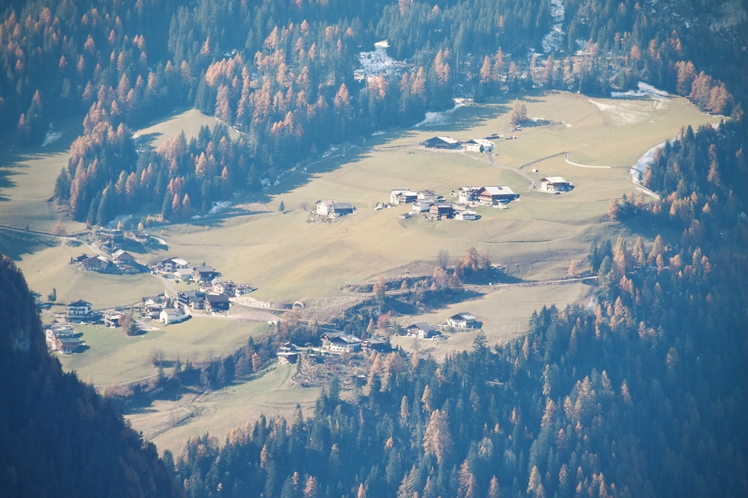 Village alpin au pied des Dolomites enneigées en Italie