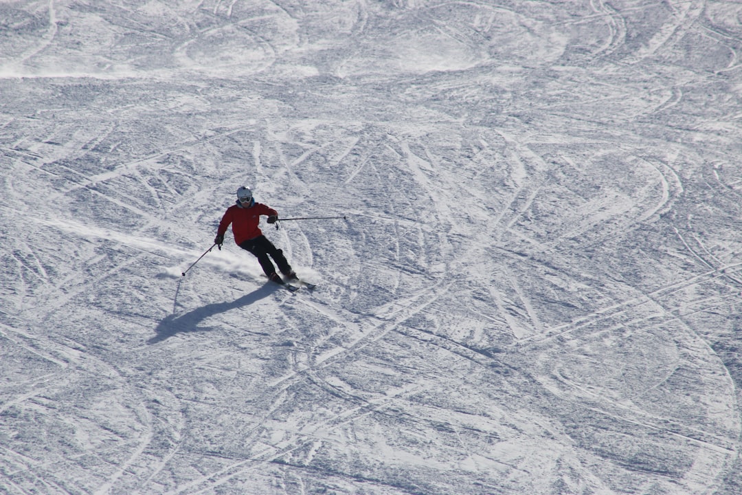Skieurs sur les pistes de Livigno dans les Alpes italiennes