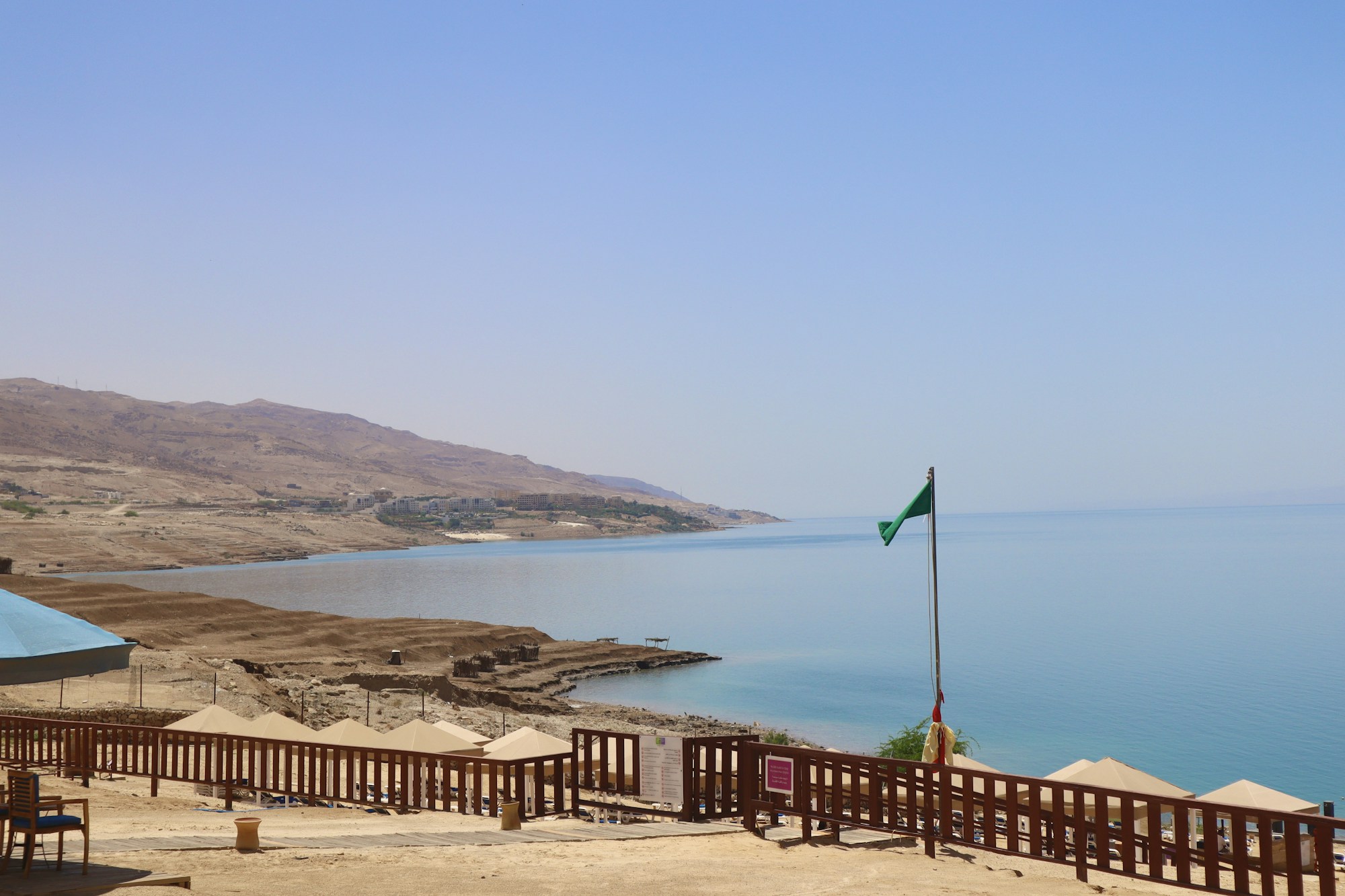 Les eaux cristallines et très salées de la Mer Morte en Jordanie — point le plus bas de la Terre à −430 mètres