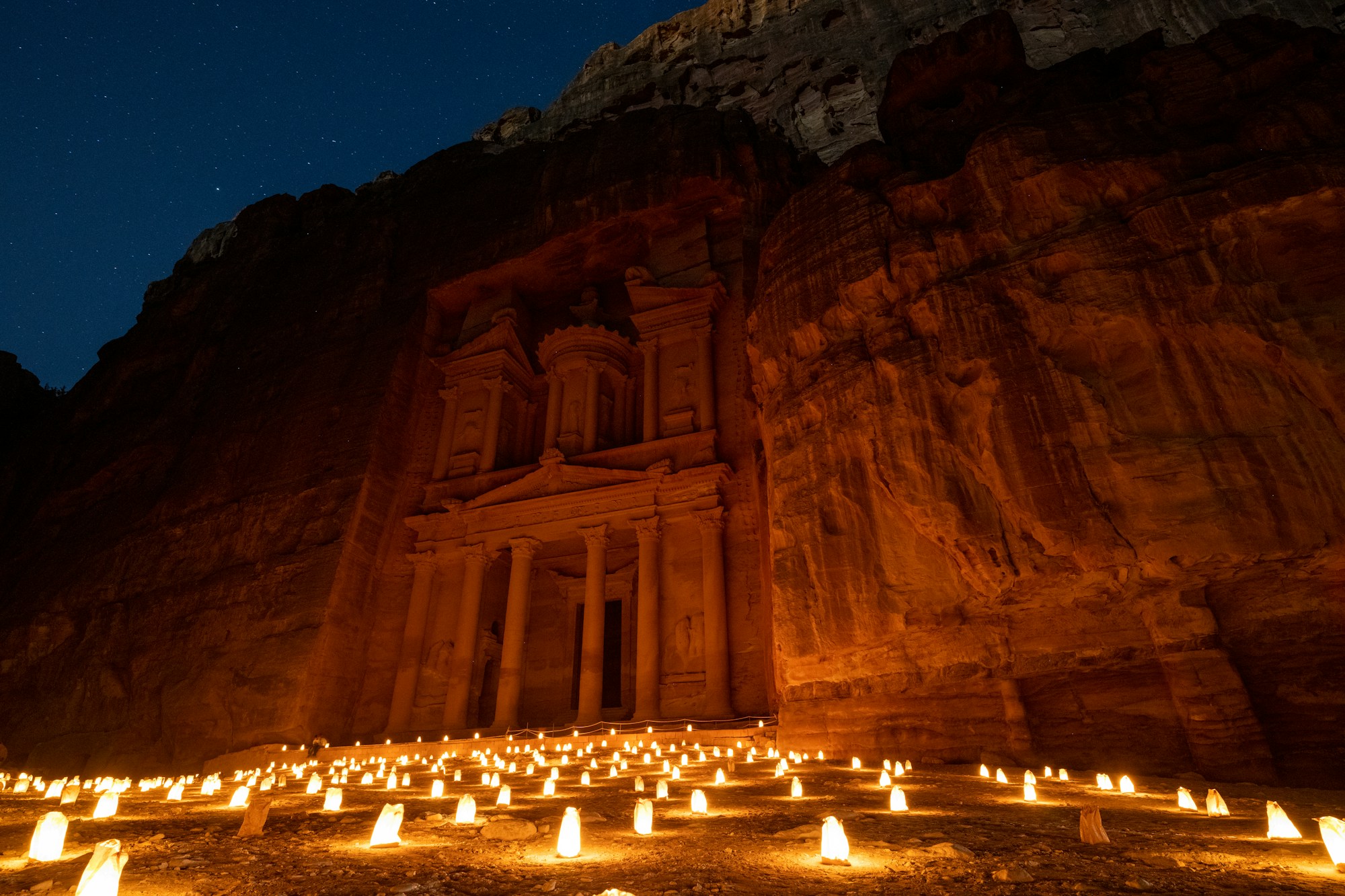 Pétra by Night : le Trésor nabatéen illuminé par des milliers de bougies dans l'obscurité du désert jordanien