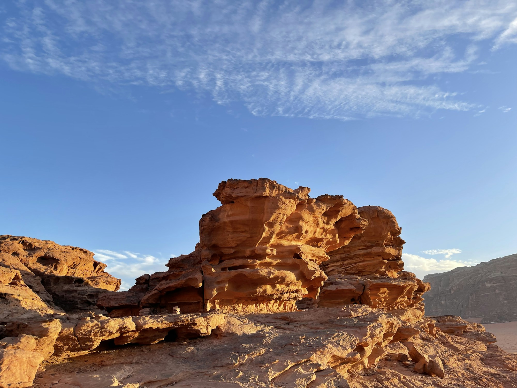 Wadi Rum, Jordanie : formations rocheuses de grès rouge ocre dans le désert de la Vallée de la Lune