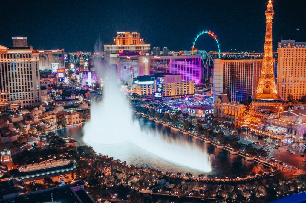 Le Strip de Las Vegas de nuit avec le show des fontaines du Bellagio, vue depuis le Cosmopolitan