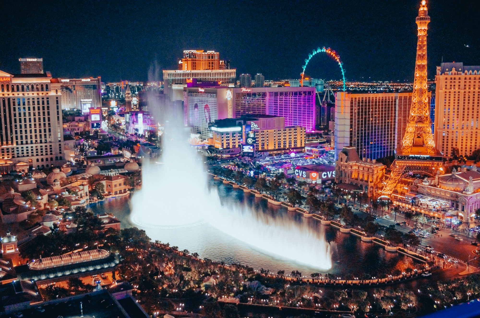 Fontaines du Bellagio illuminées la nuit sur le Strip de Las Vegas