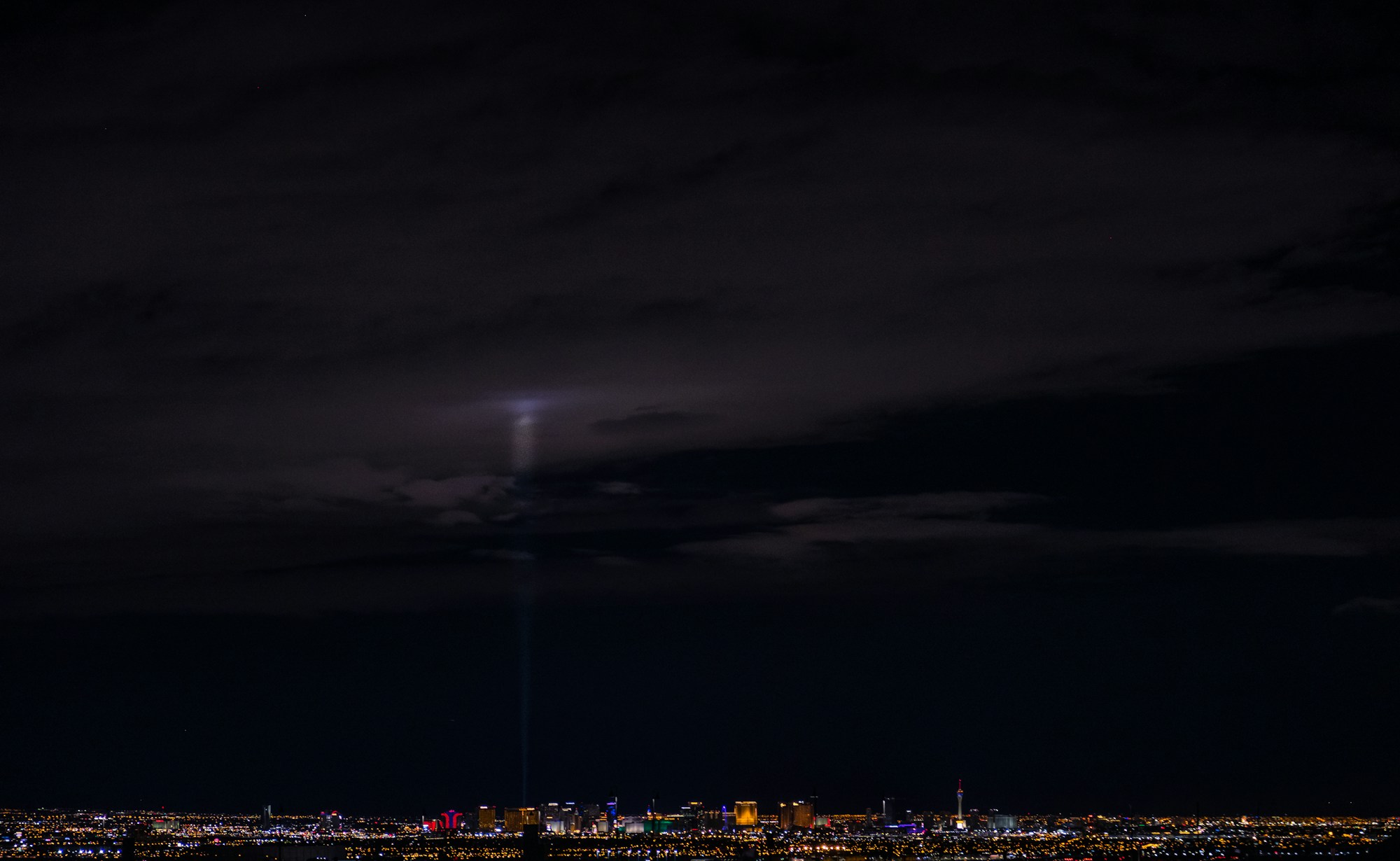 Vue panoramique du Strip de Las Vegas illuminé la nuit