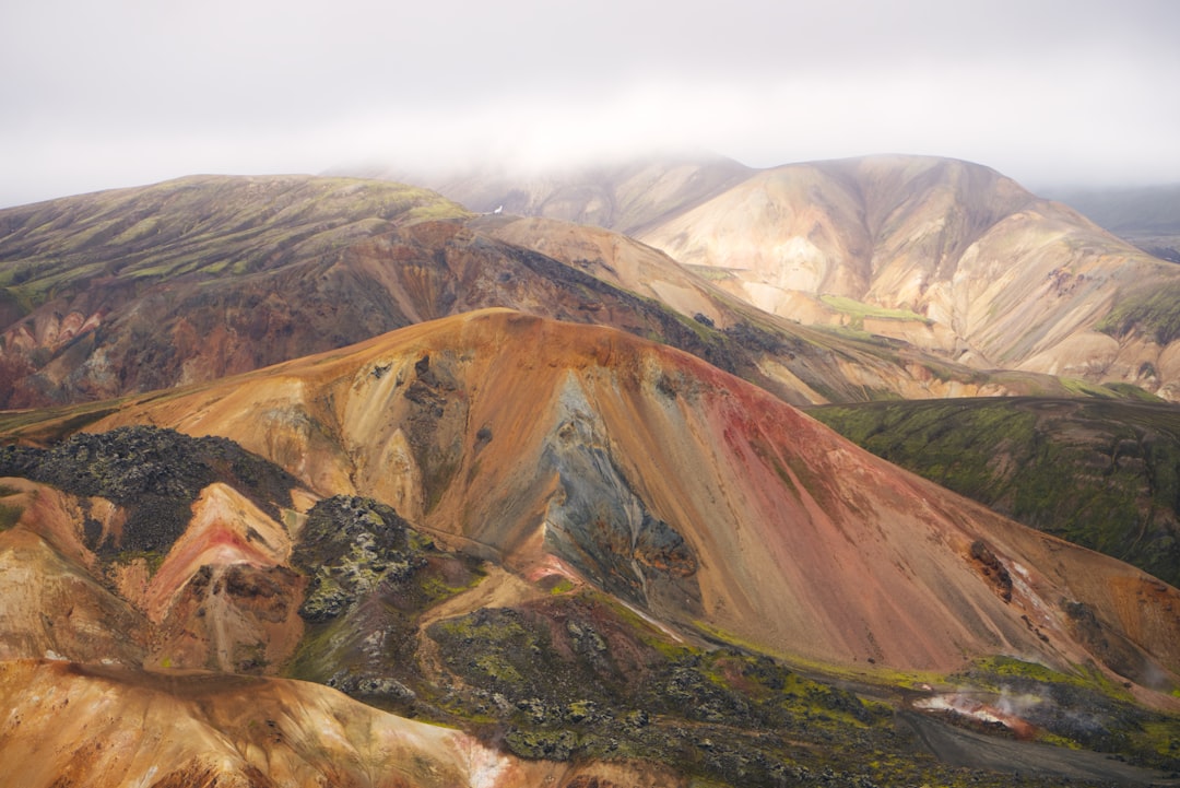 Montagnes de rhyolite aux couleurs vives sur le sentier Laugavegur en Islande, paysage volcanique spectaculaire