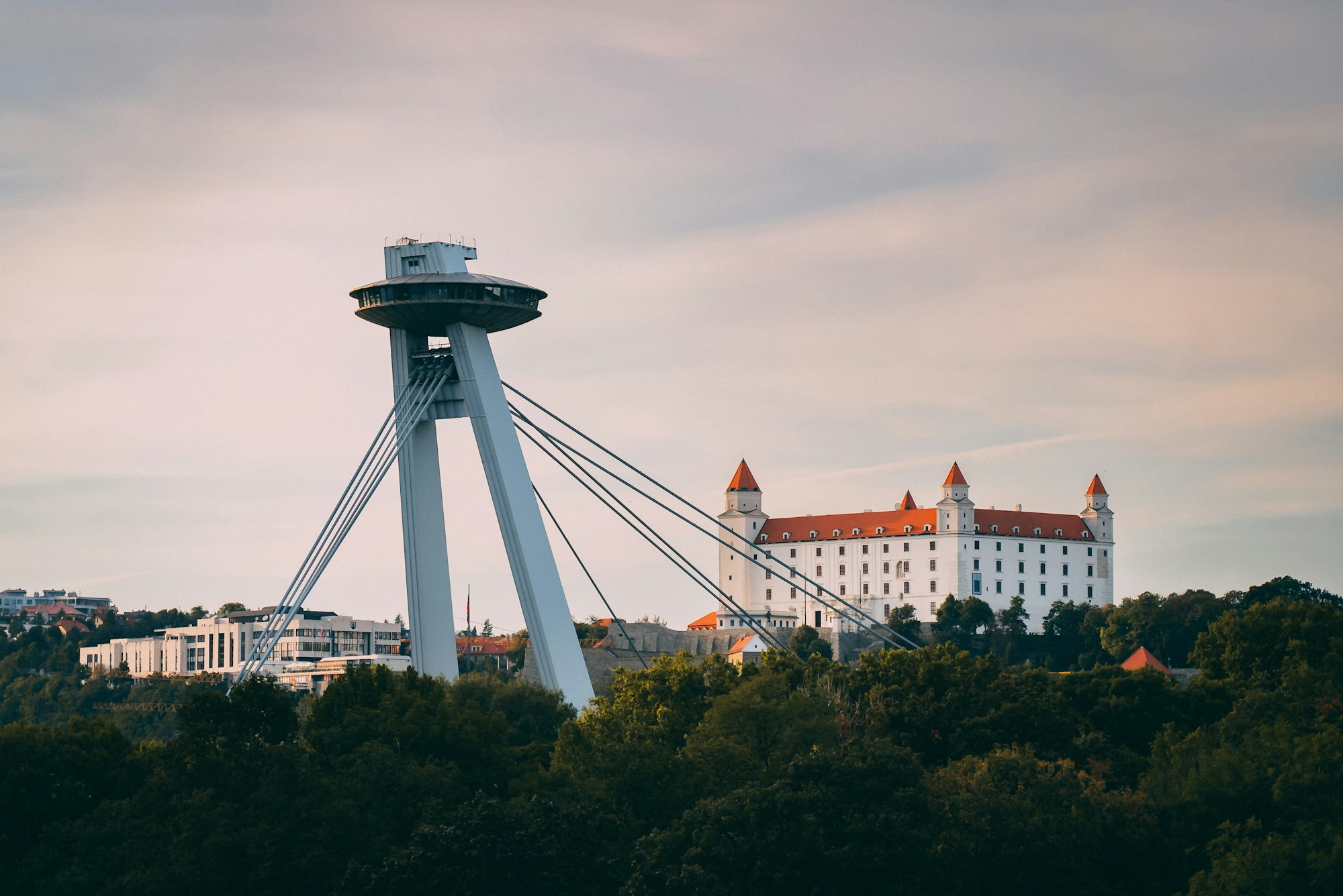 Il castello di Bratislava che domina la capitale slovacca dalla sua collina, con la cattedrale di San Martino in basso