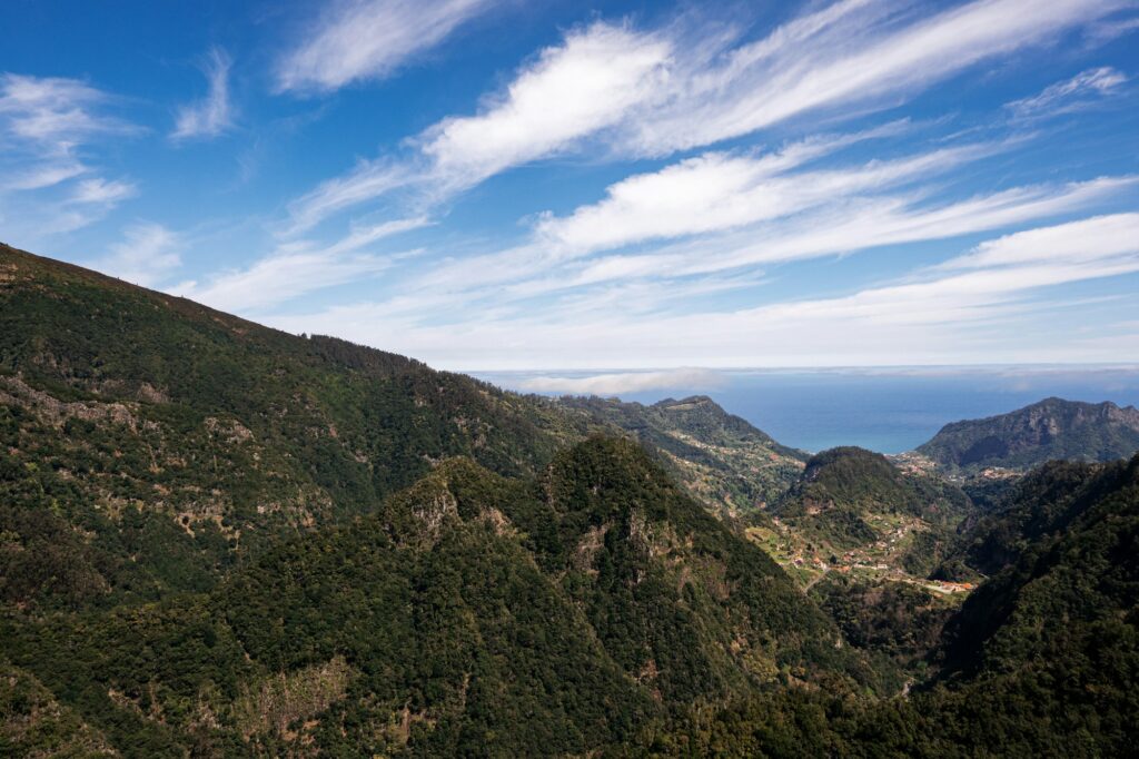 Paysage montagneux et verdoyant de l'île de Madère, Portugal