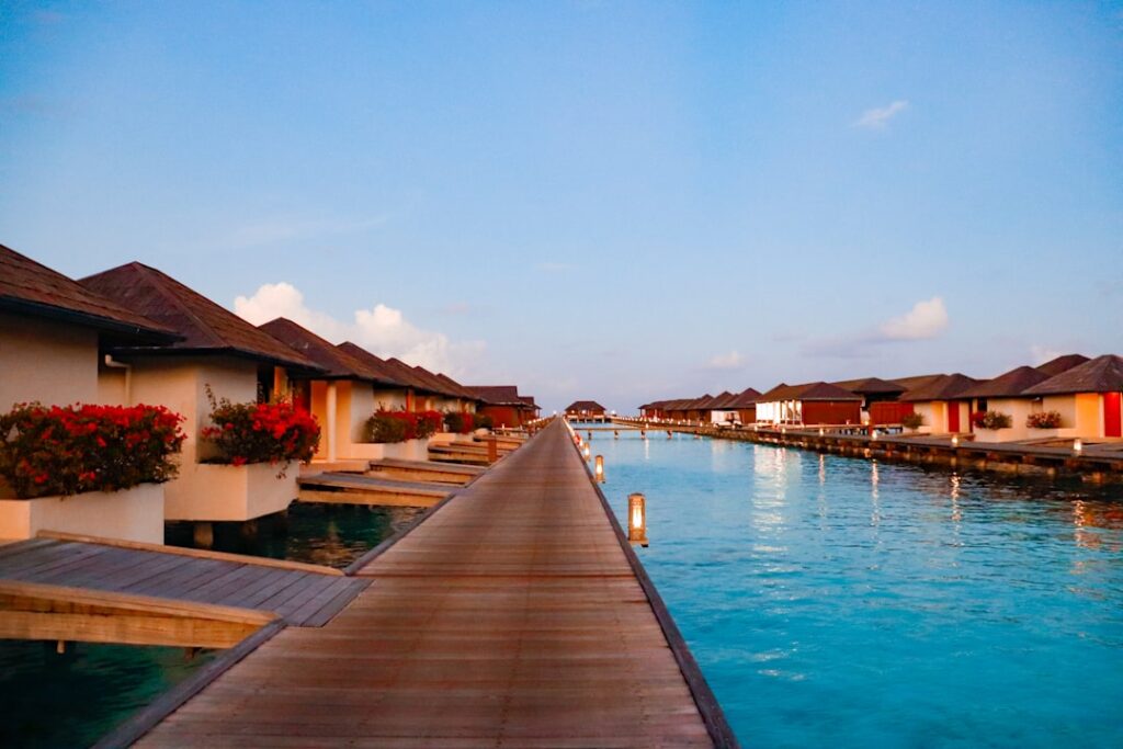 Bungalows de luxe sur pilotis dans un lagon turquoise paradisiaque des Maldives