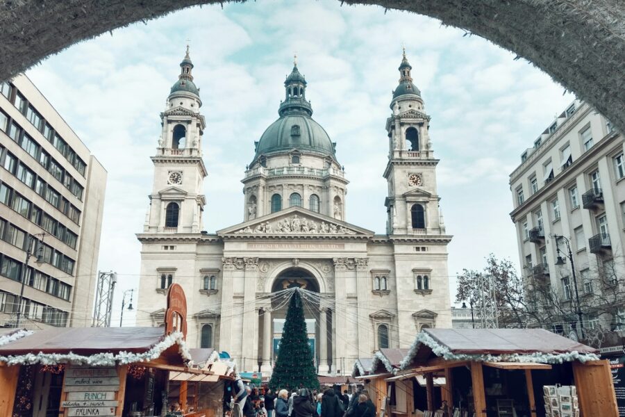 Marché de Noël de Budapest devant la basilique Saint-Étienne illuminée