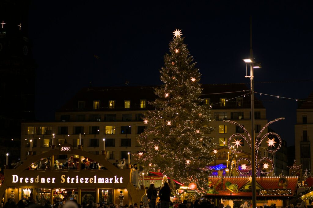 Striezelmarkt de Dresde avec la grande pyramide de Noël et les chalets illuminés