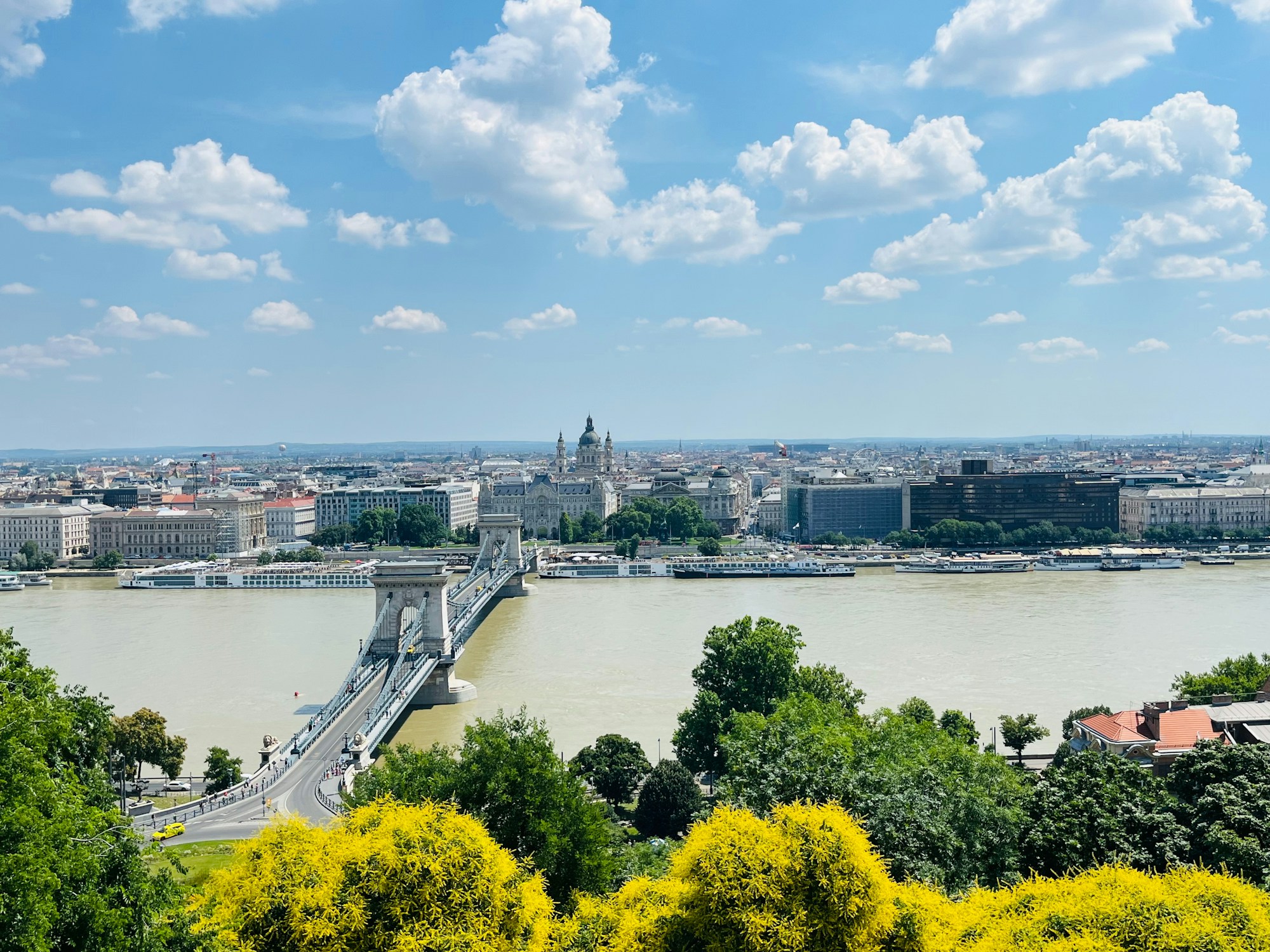 Pont des Chaînes de Budapest traversant le Danube sous un ciel lumineux