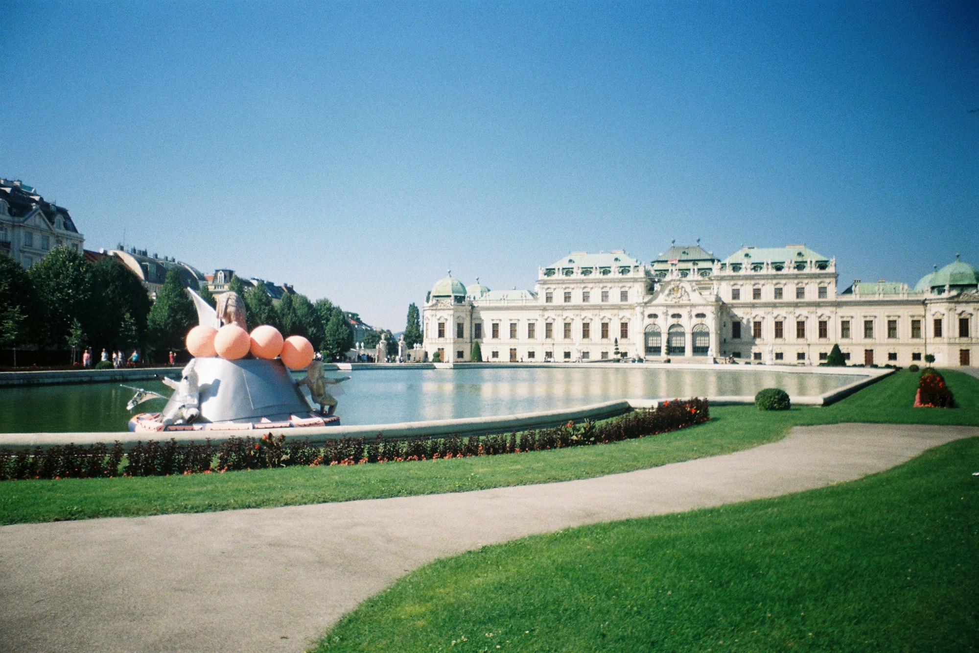 Palais baroque à Vienne avec ses jardins à la française et une grande fontaine centrale