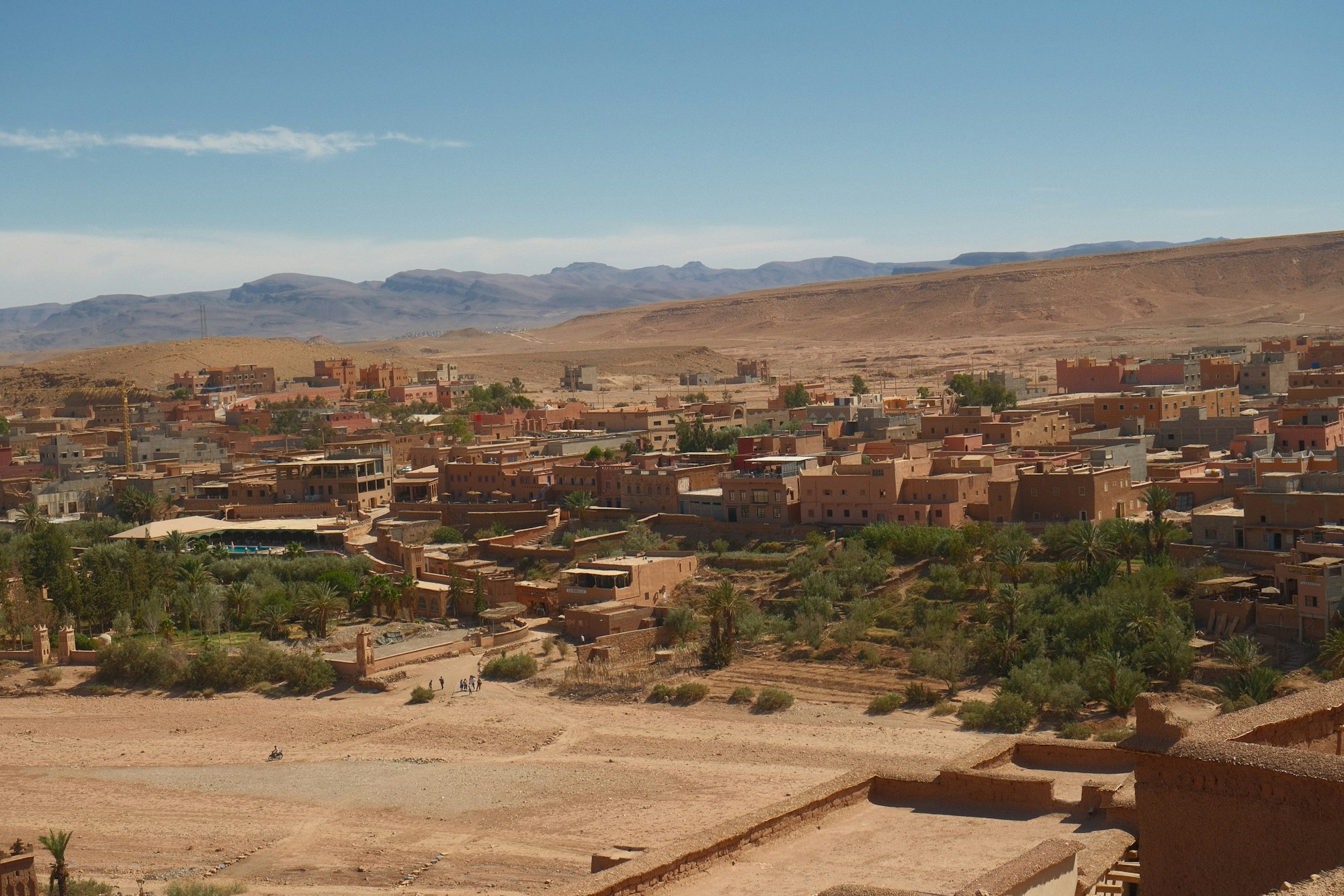 Ksar d'Aït Ben Haddou avec ses bâtiments en terre et palmiers