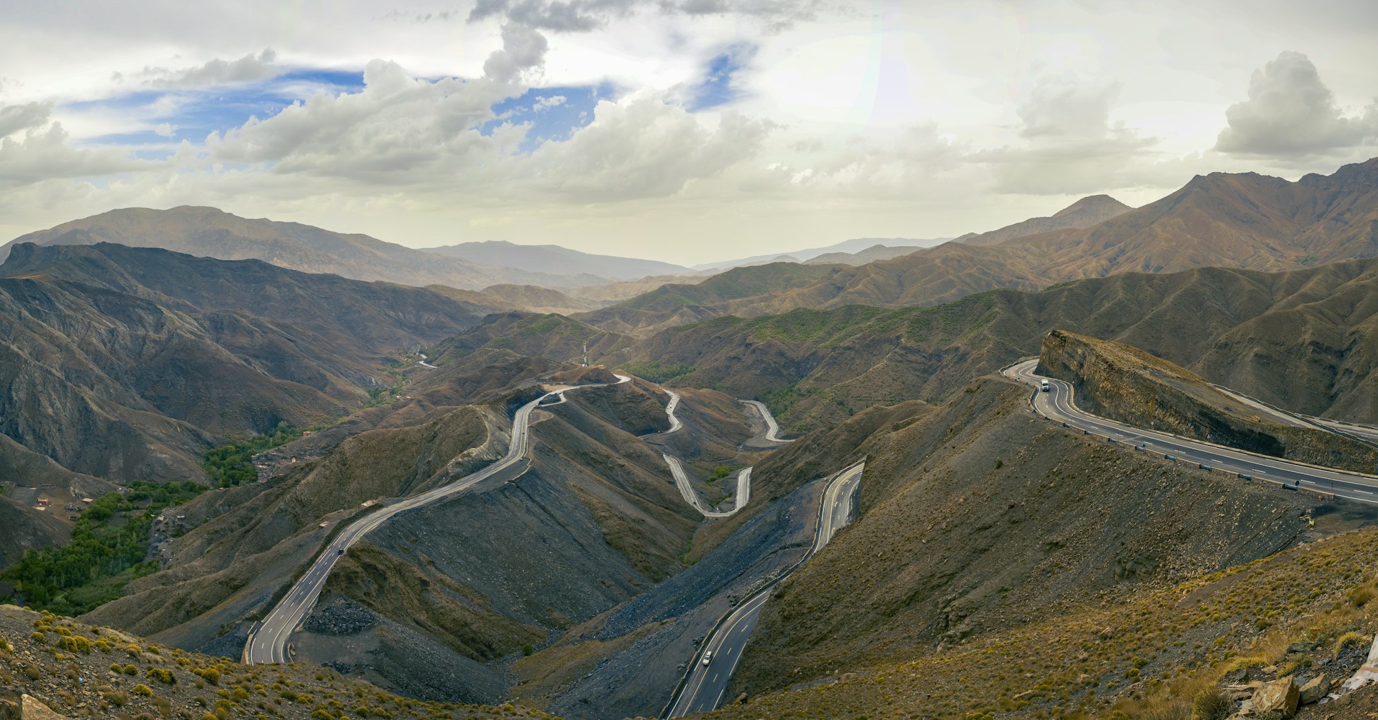 Route sinueuse à travers les montagnes du Haut Atlas au Maroc