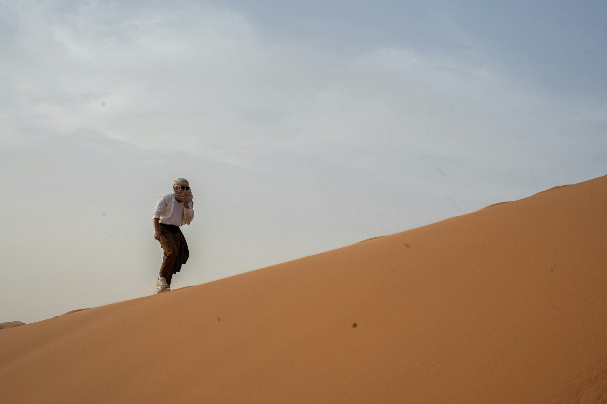 Silhouette sur les dunes de sable de l'Erg Chebbi à Merzouga au Maroc