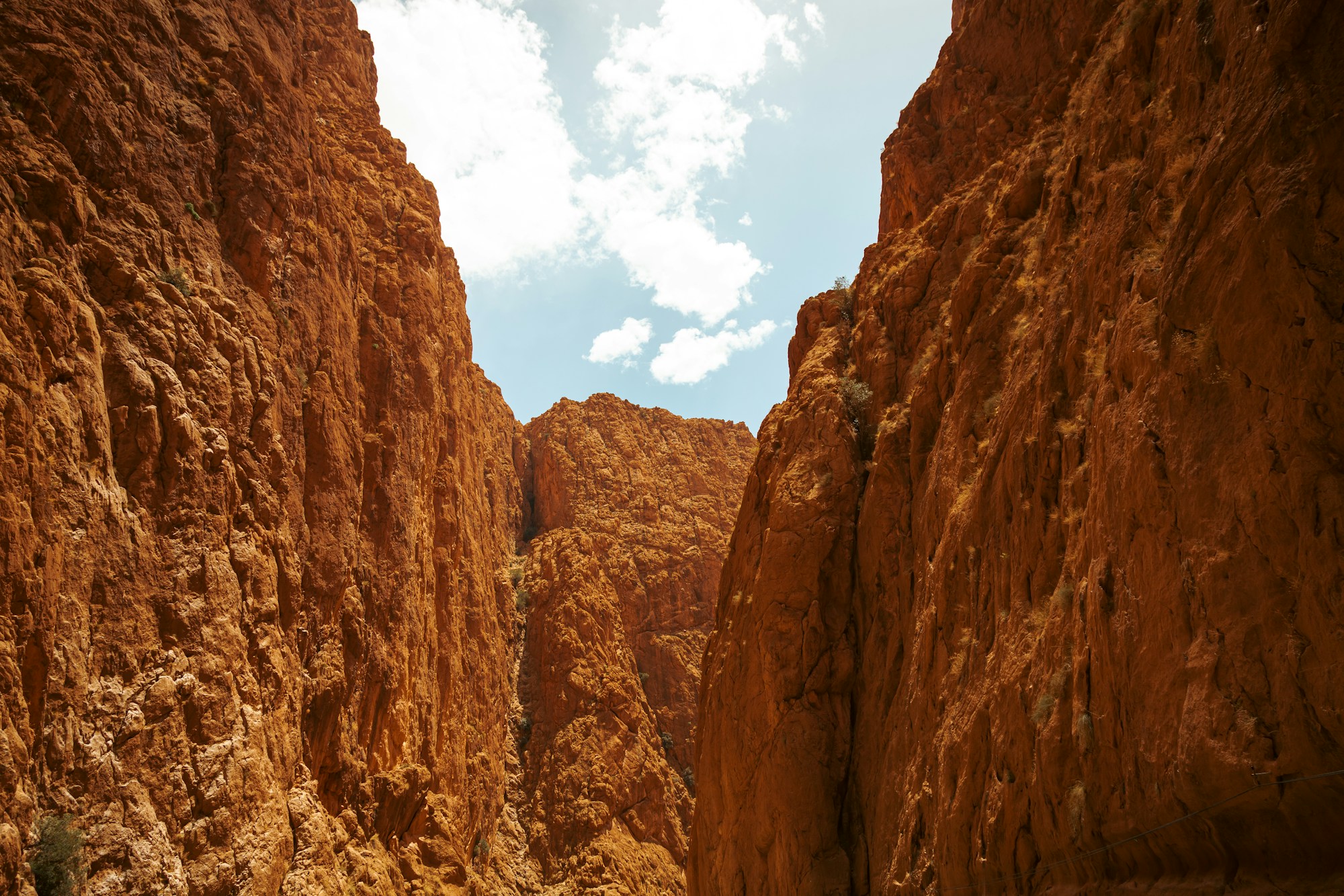 Gorges du Todra avec leurs parois rocheuses impressionnantes sous un ciel bleu