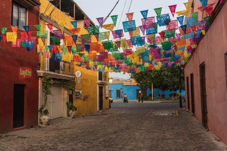 Rue colorée d'Oaxaca décorée de drapeaux et de fanions, au Mexique