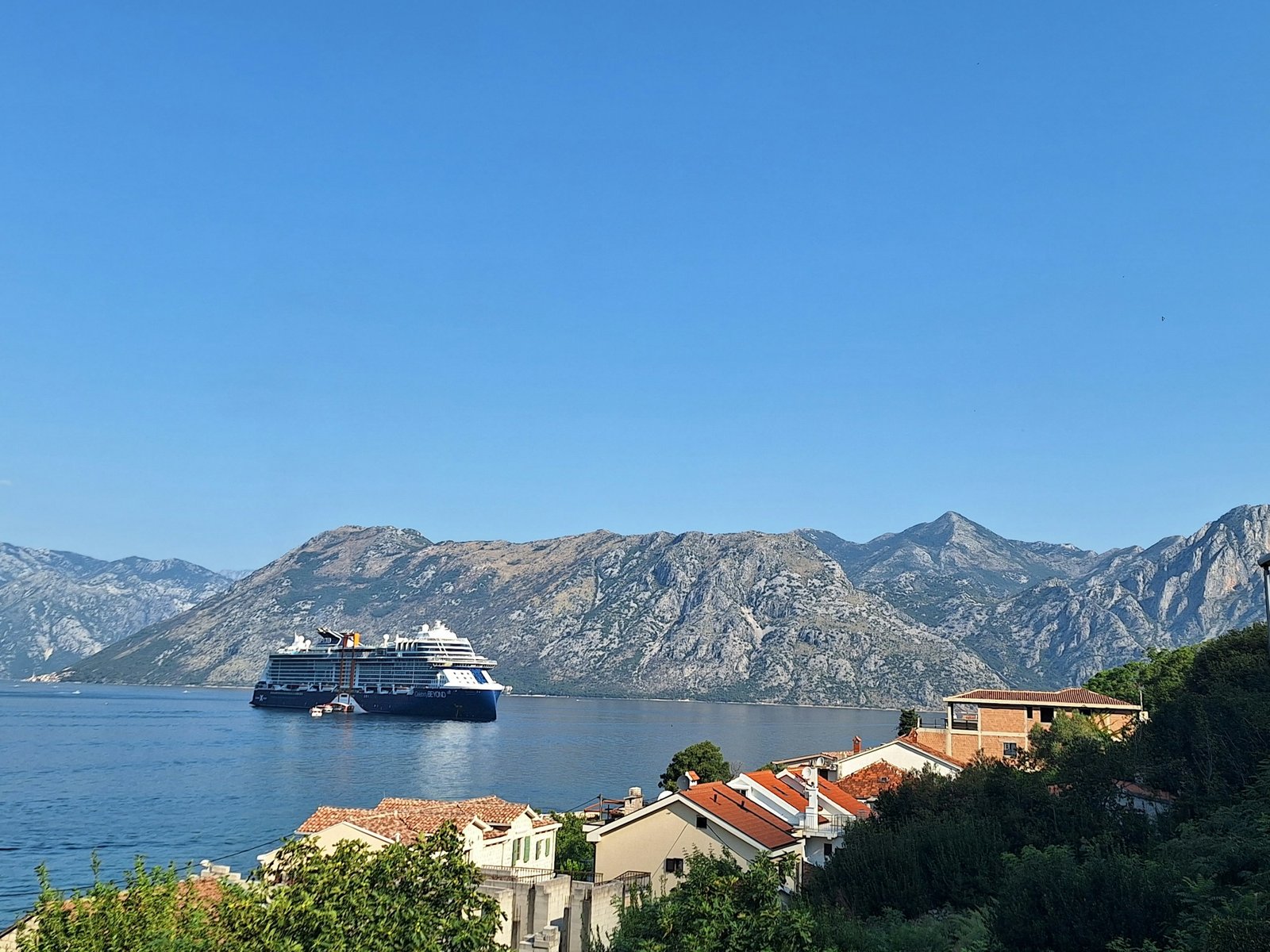 Bahía de Kotor vista desde lo alto con las murallas venecianas, Montenegro