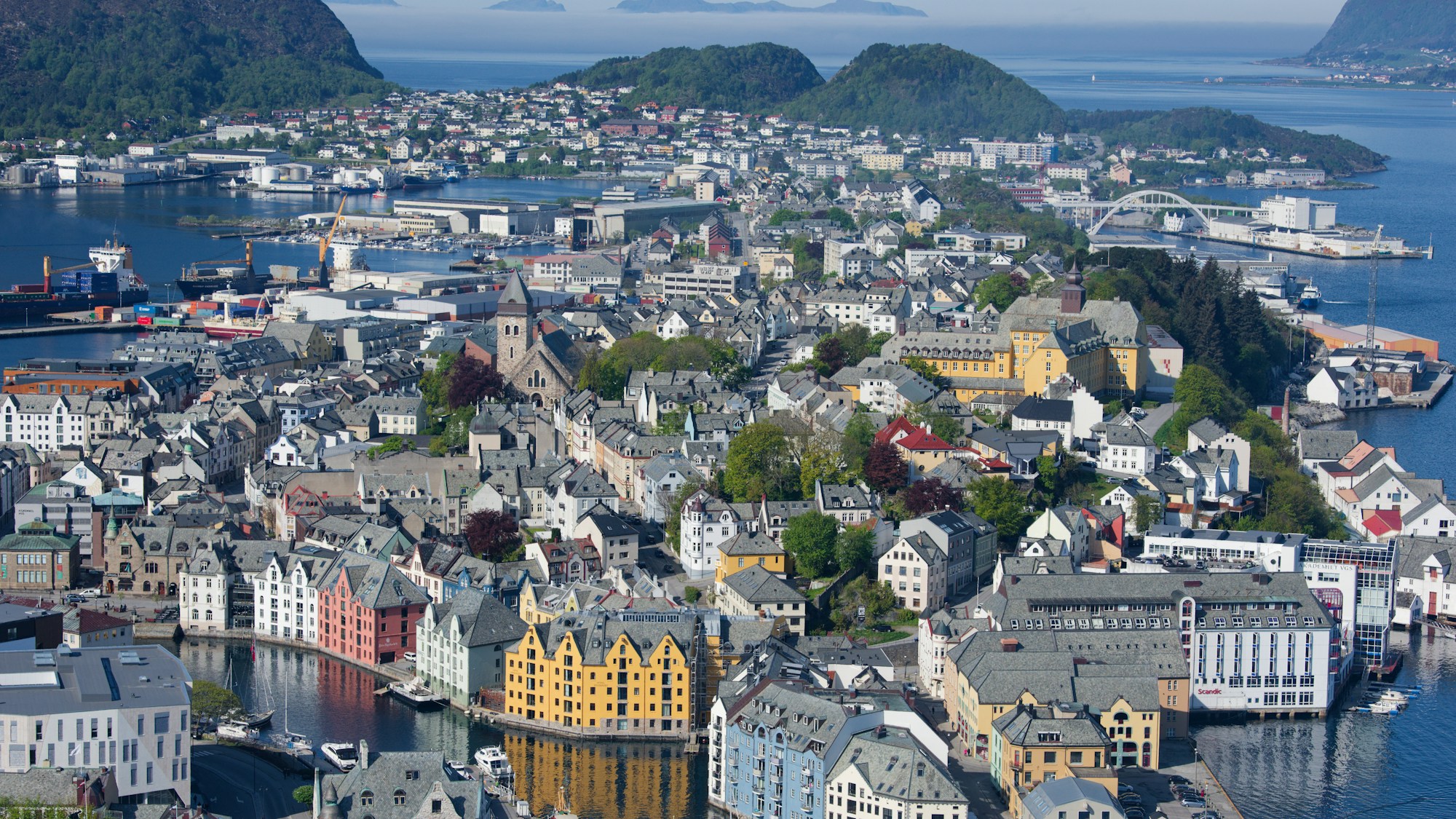 Vue panoramique d'Ålesund, ville Art nouveau bâtie sur des îles entourées de fjords en Norvège