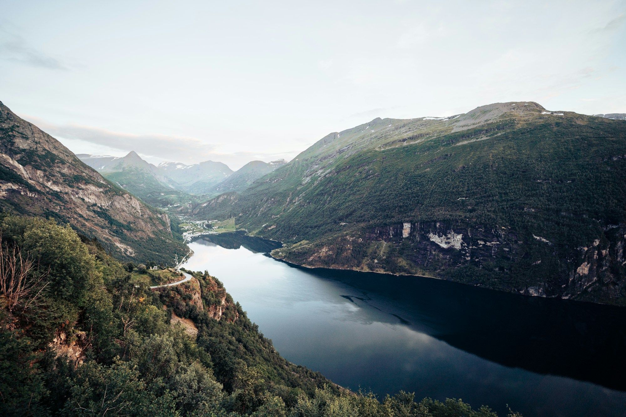 Le Geirangerfjord vu depuis les hauteurs, avec ses eaux turquoise et ses cascades, Norvège