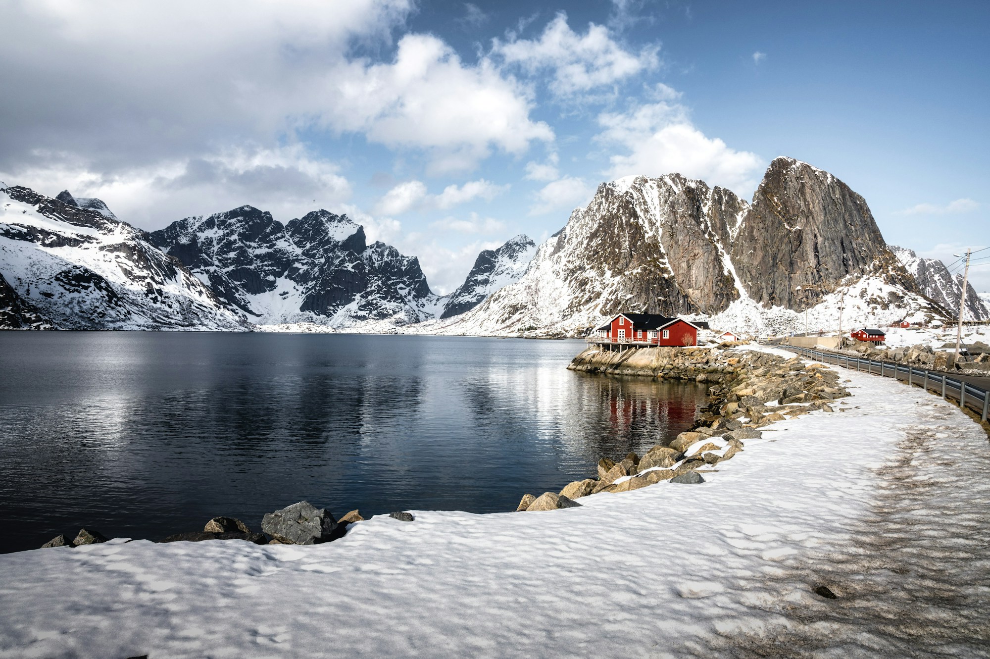 Cabanes de pêcheurs rouges traditionnelles (rorbuer) dans les îles Lofoten en Norvège