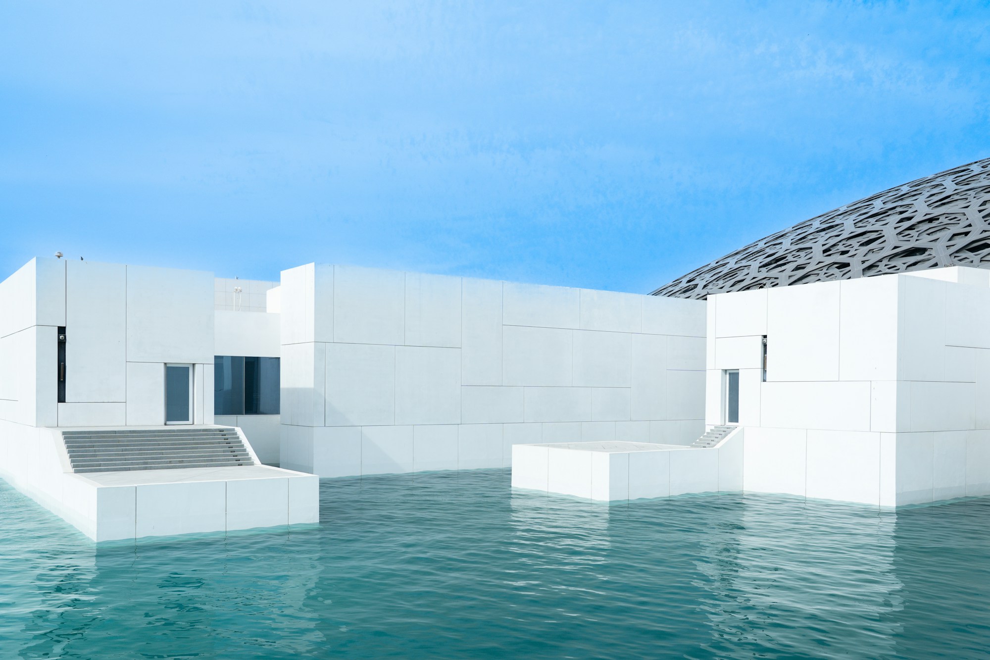Architettura del Louvre Abu Dhabi sull'isola di Saadiyat