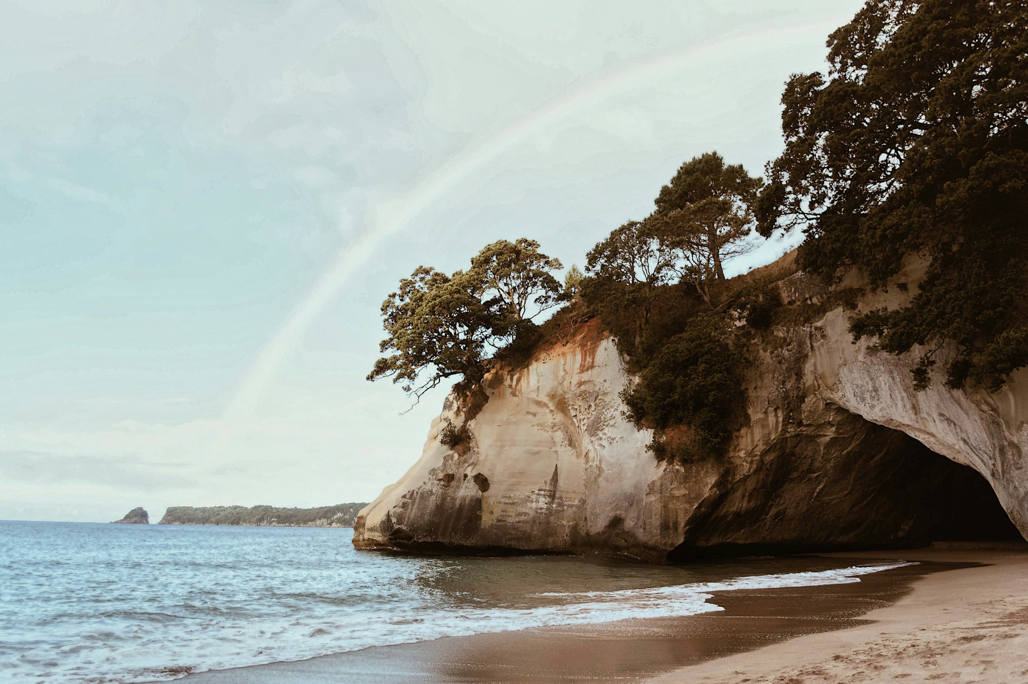 Cathedral Cove en Nouvelle-Zélande, arche rocheuse naturelle et lieu de tournage de Narnia