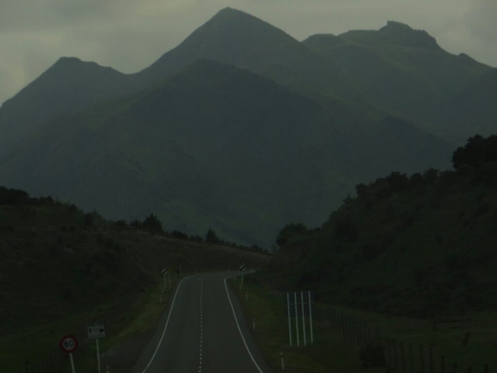 Route dramatique traversant les montagnes de Nouvelle-Zélande, paysage cinématographique
