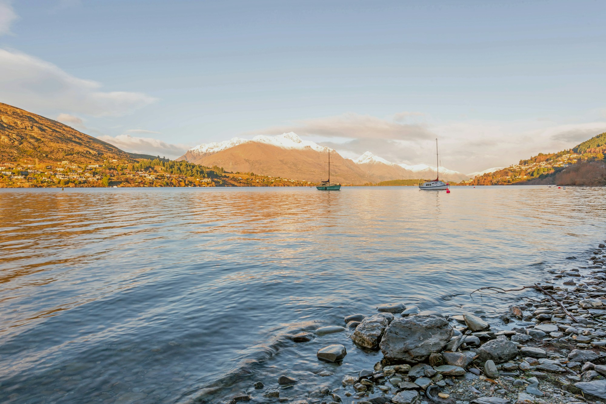 Lac et montagnes de Queenstown en Nouvelle-Zélande, décor de Mission Impossible et du Seigneur des Anneaux