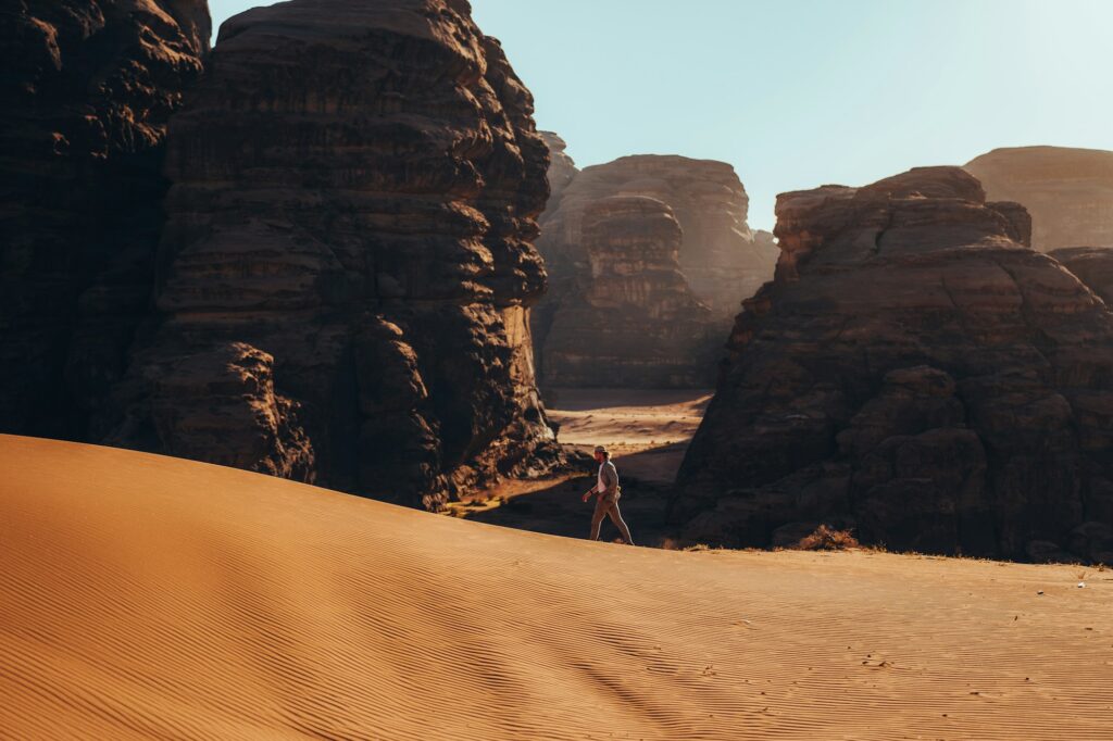 Paysage désertique de Hisma en Arabie Saoudite, montagnes et sable doré