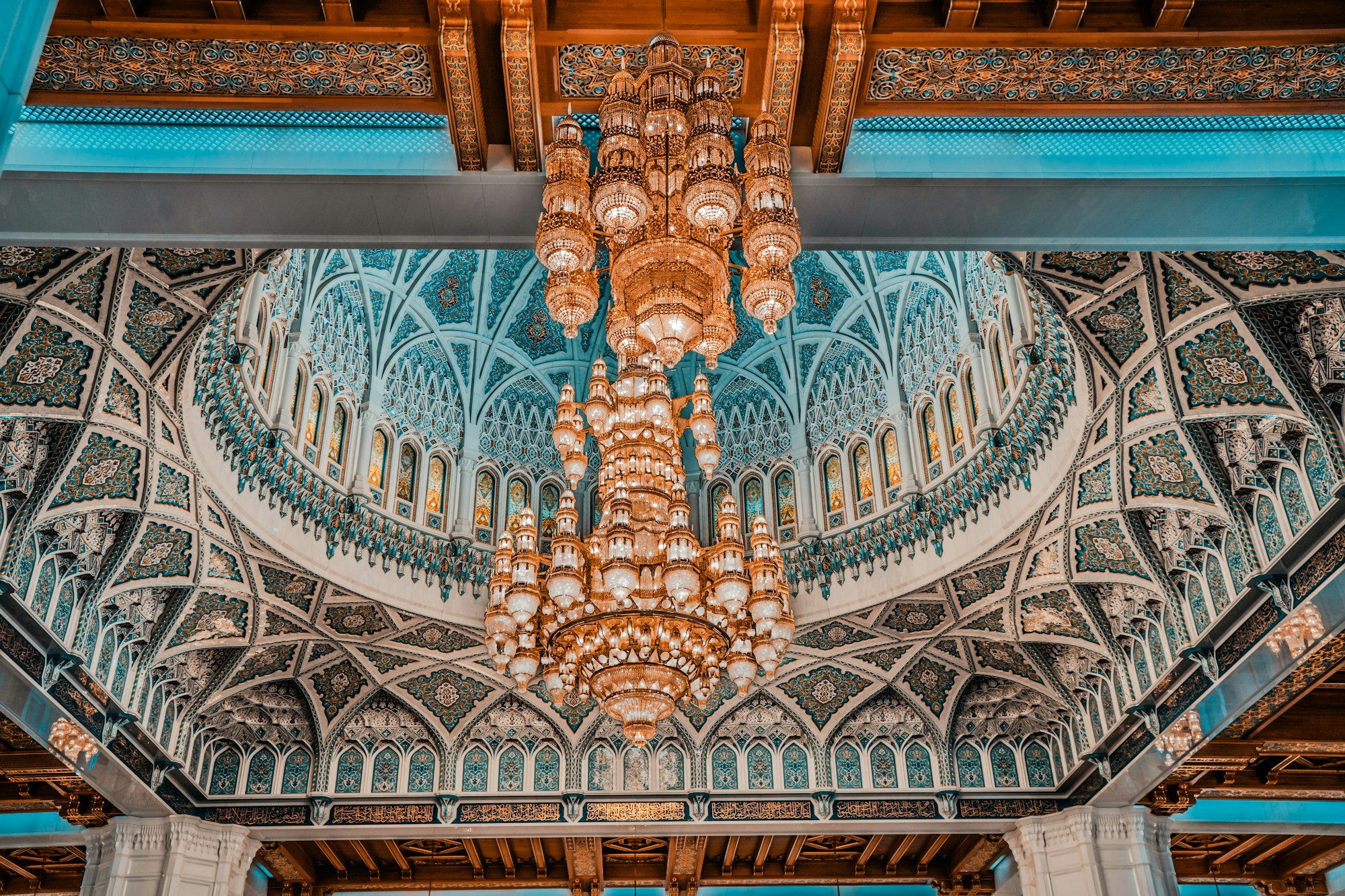 Grande Mosquée Sultan Qaboos à Mascate, Oman, architecture islamique majestueuse