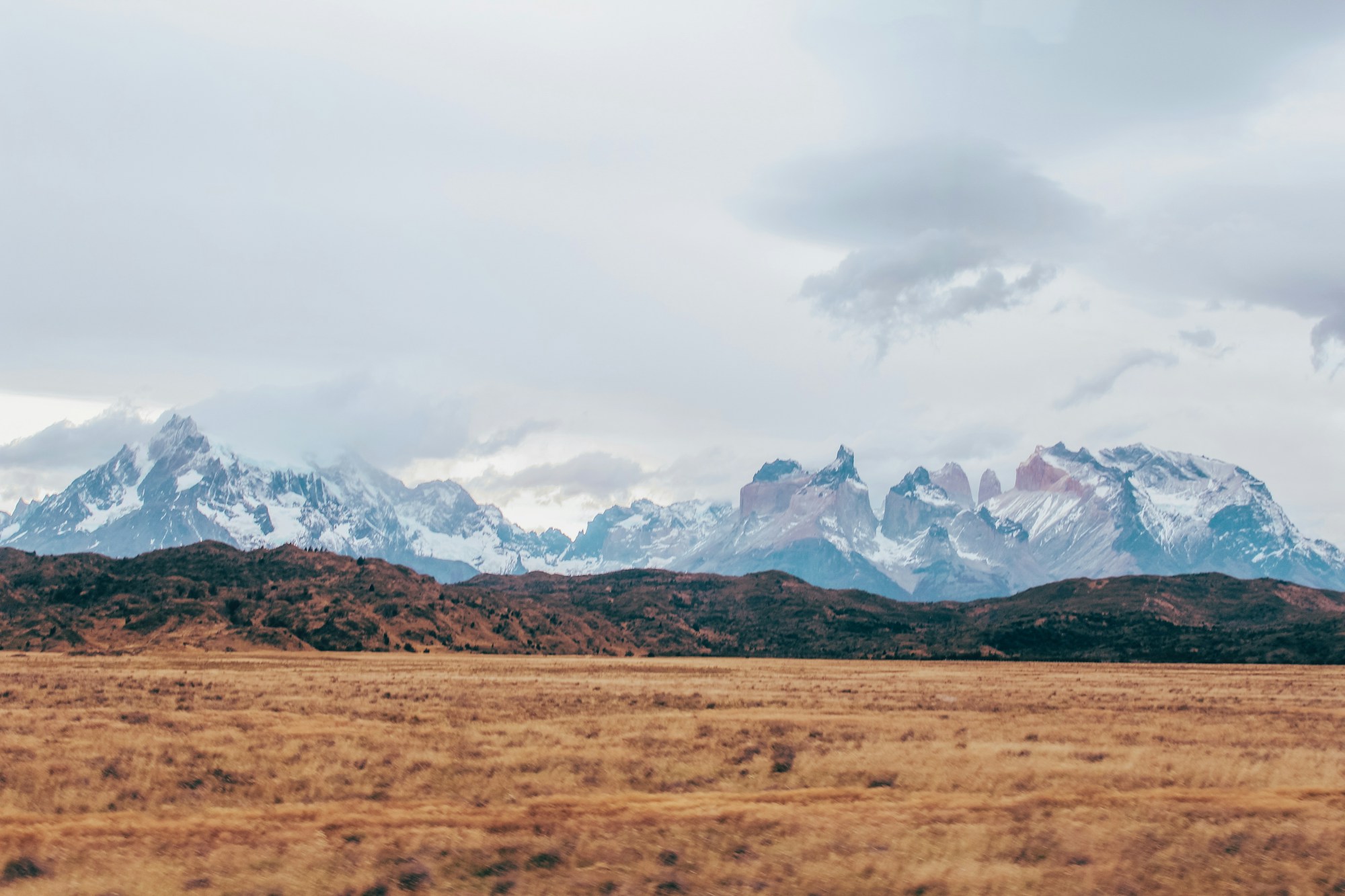 Panorama des Torres del Paine avec les sommets de granit et le lac turquoise en Patagonie chilienne