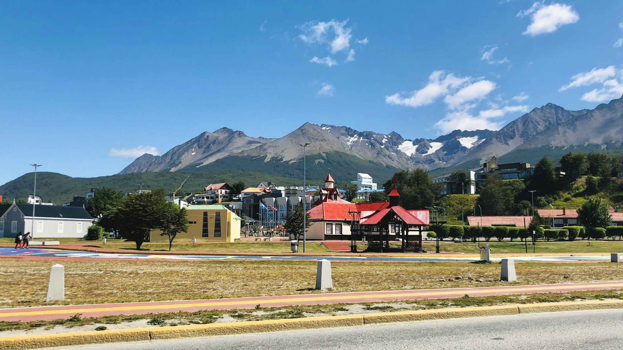 Vue panoramique d'Ushuaïa avec les montagnes enneigées de la Terre de Feu en arrière-plan
