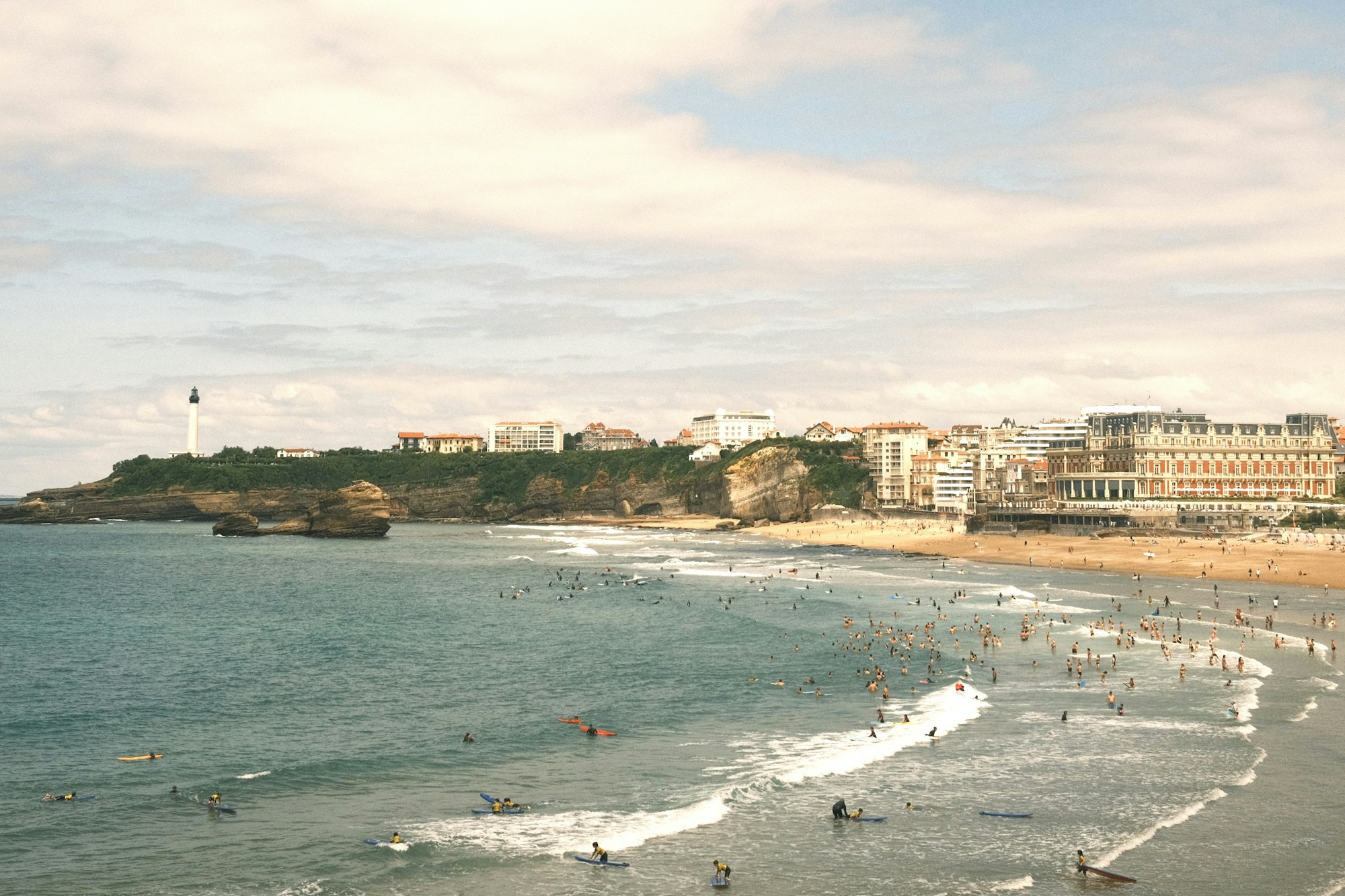 Surfeurs sur la plage de Biarritz au Pays Basque français