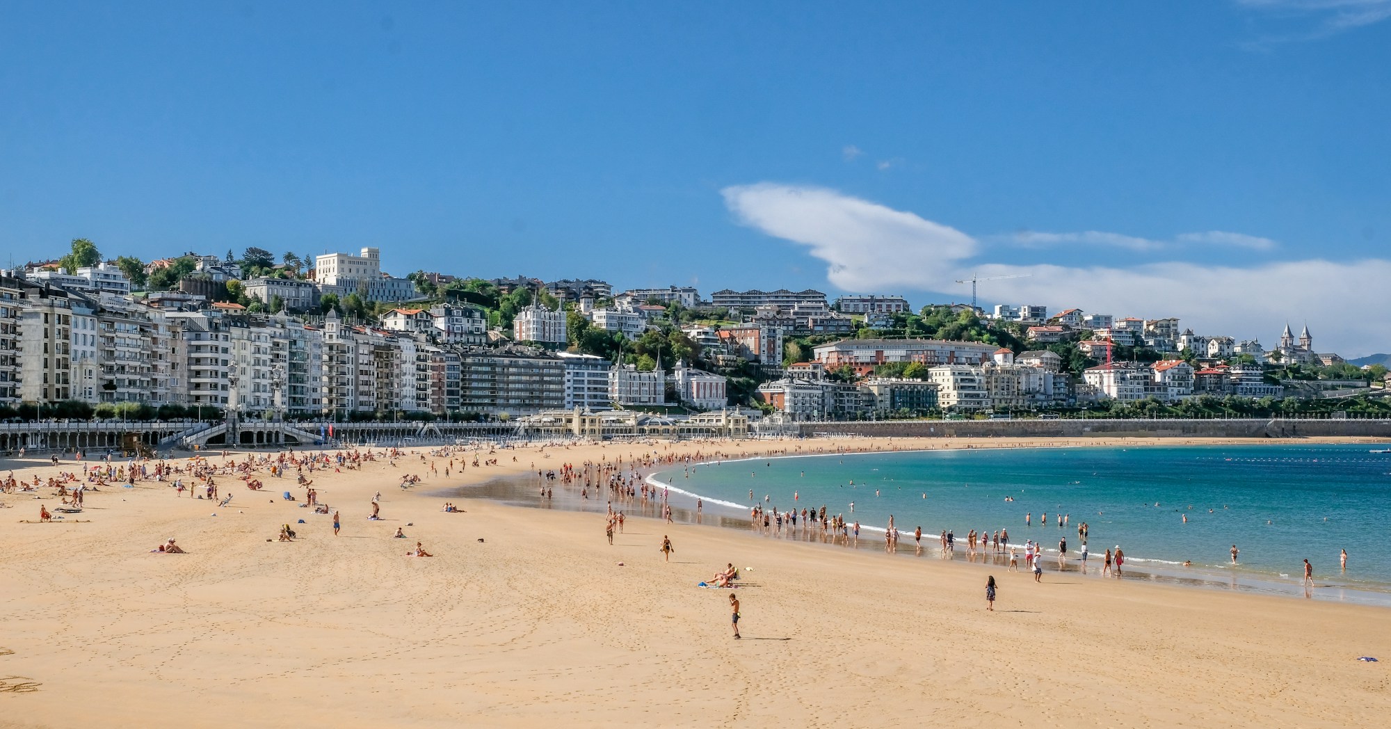 Plage de La Concha à San Sebastián avec vue panoramique sur la baie
