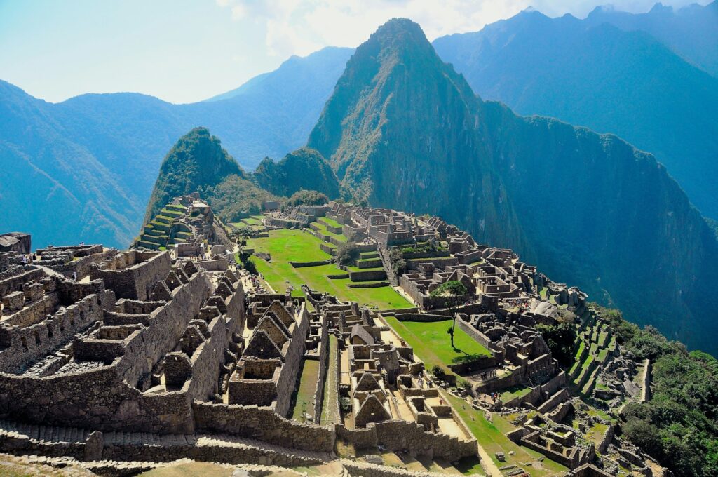 Vue panoramique du Machu Picchu dans les Andes péruviennes