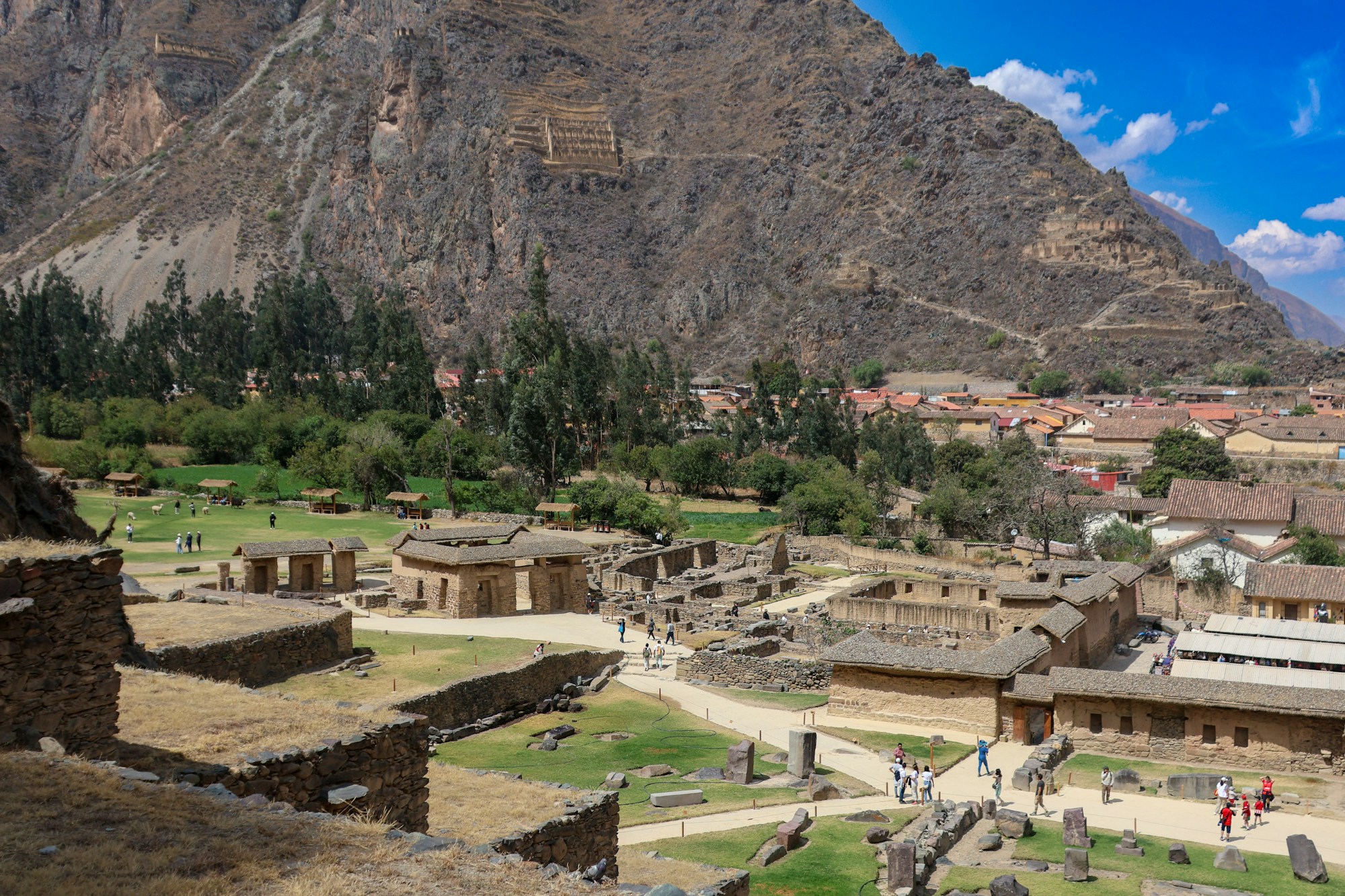 Ollantaytambo, village inca aux terrasses et forteresse monumentale au Pérou