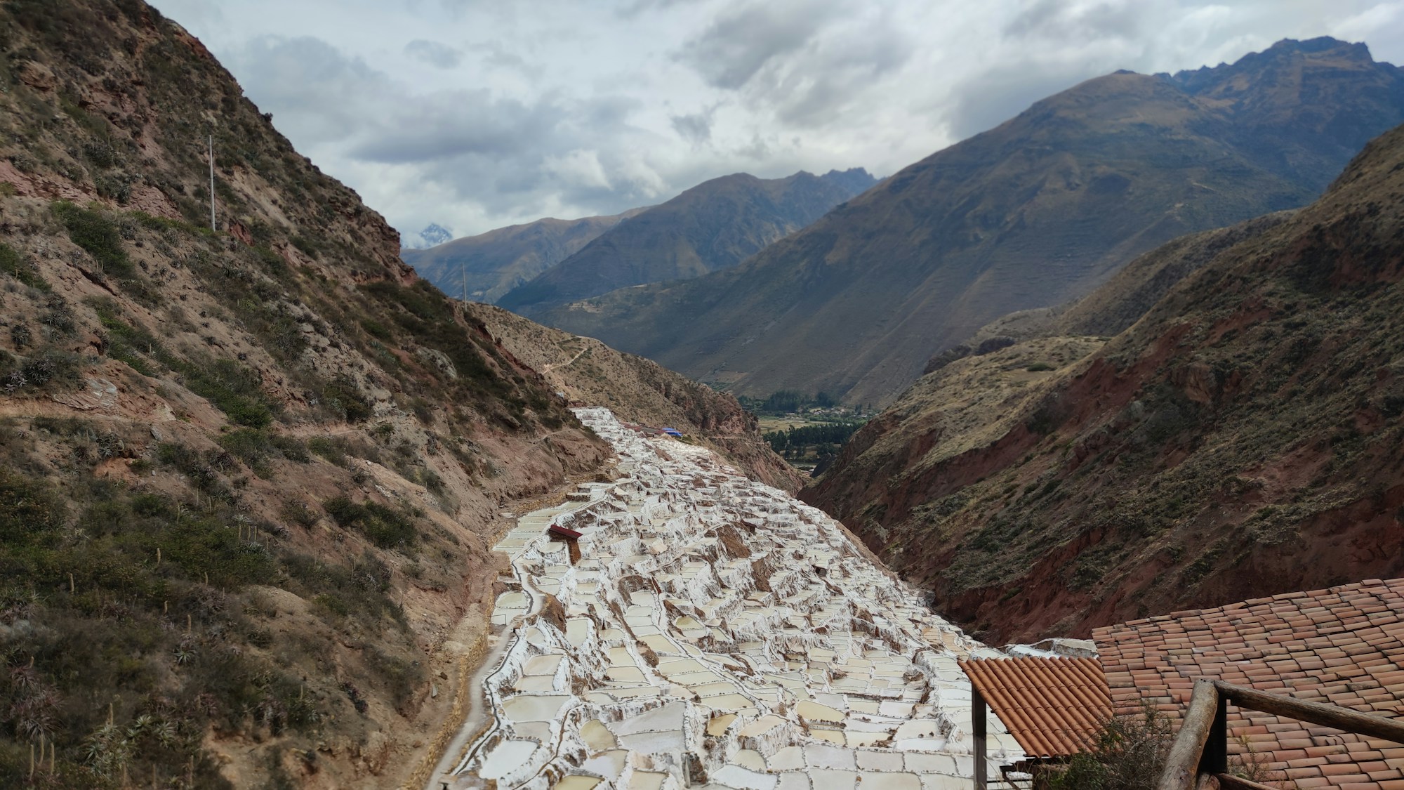 Les salines de Maras en terrasses dans la Vallée Sacrée au Pérou